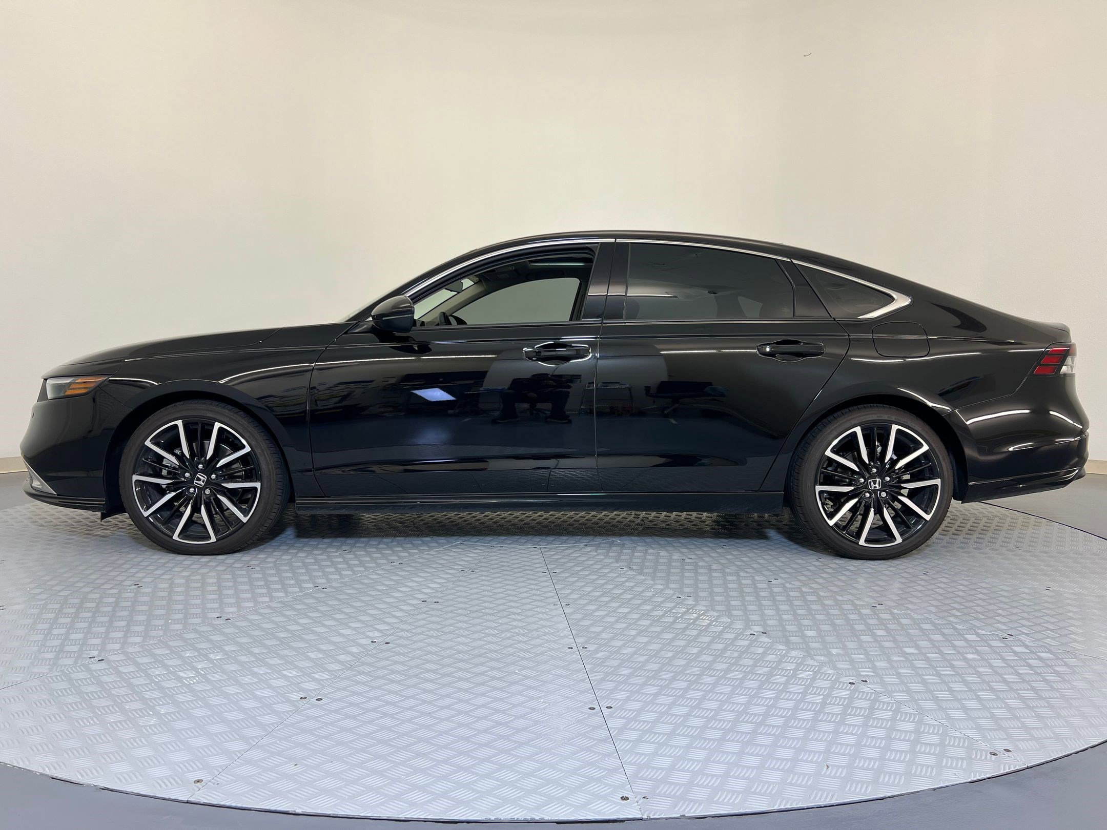 2025 Honda Accord Hybrid Touring photo 2