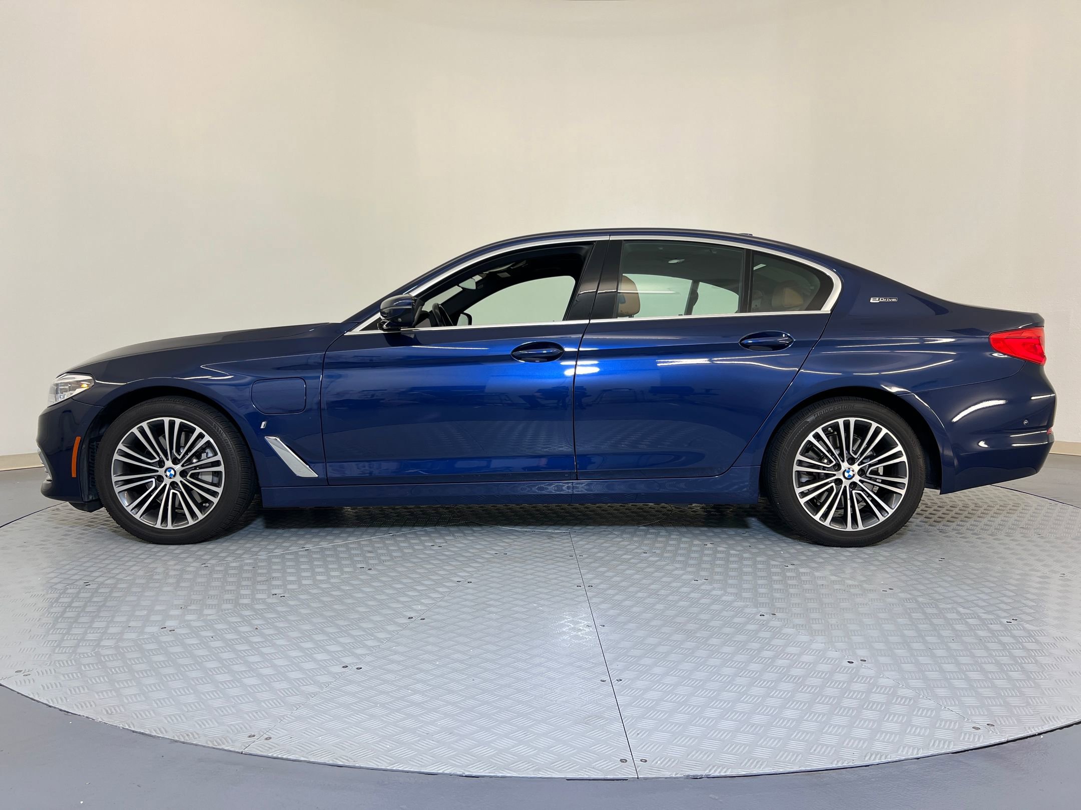2019 Bmw 530e Sedan photo 2