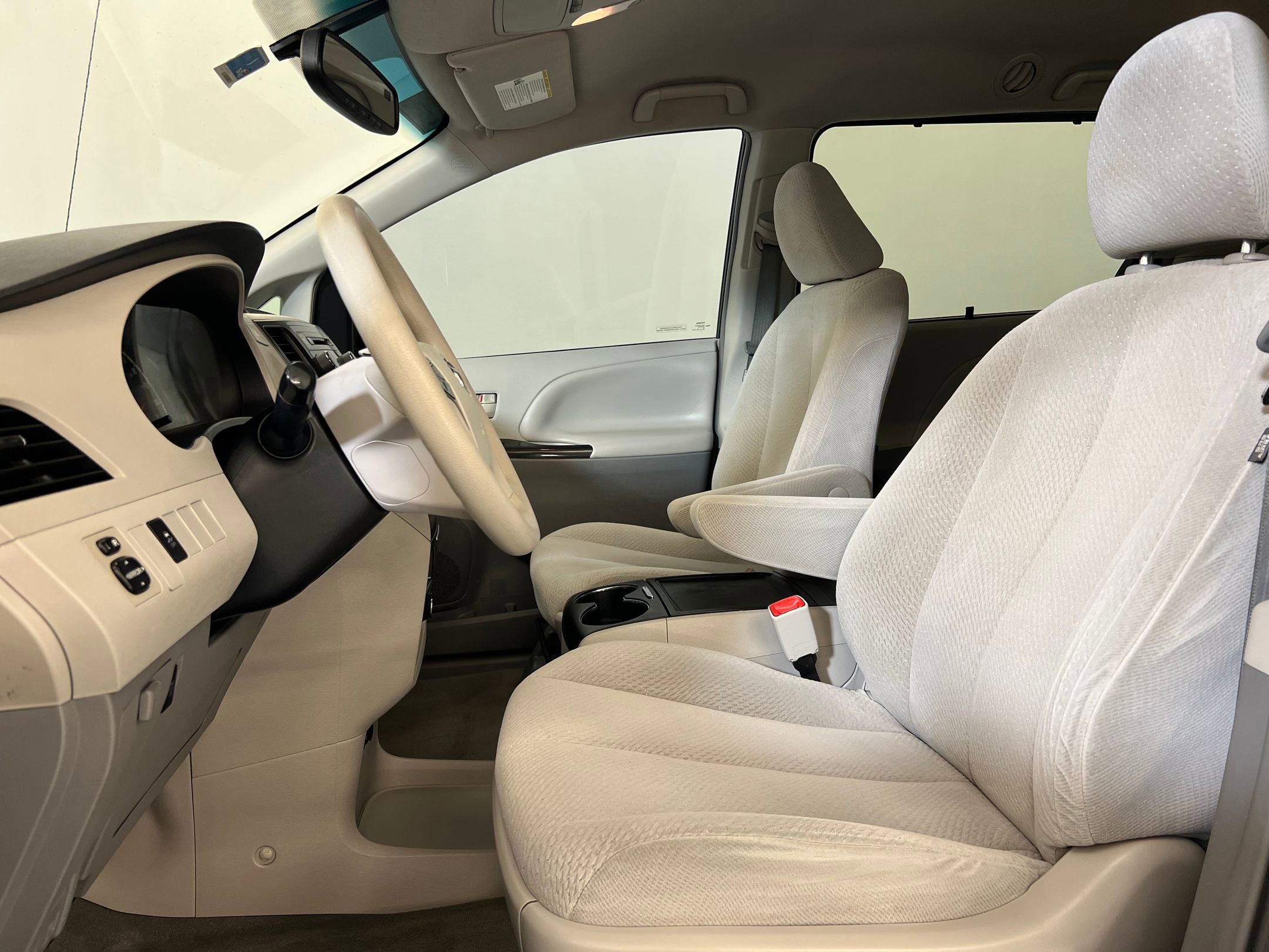 2013 Toyota Sienna LE photo 4