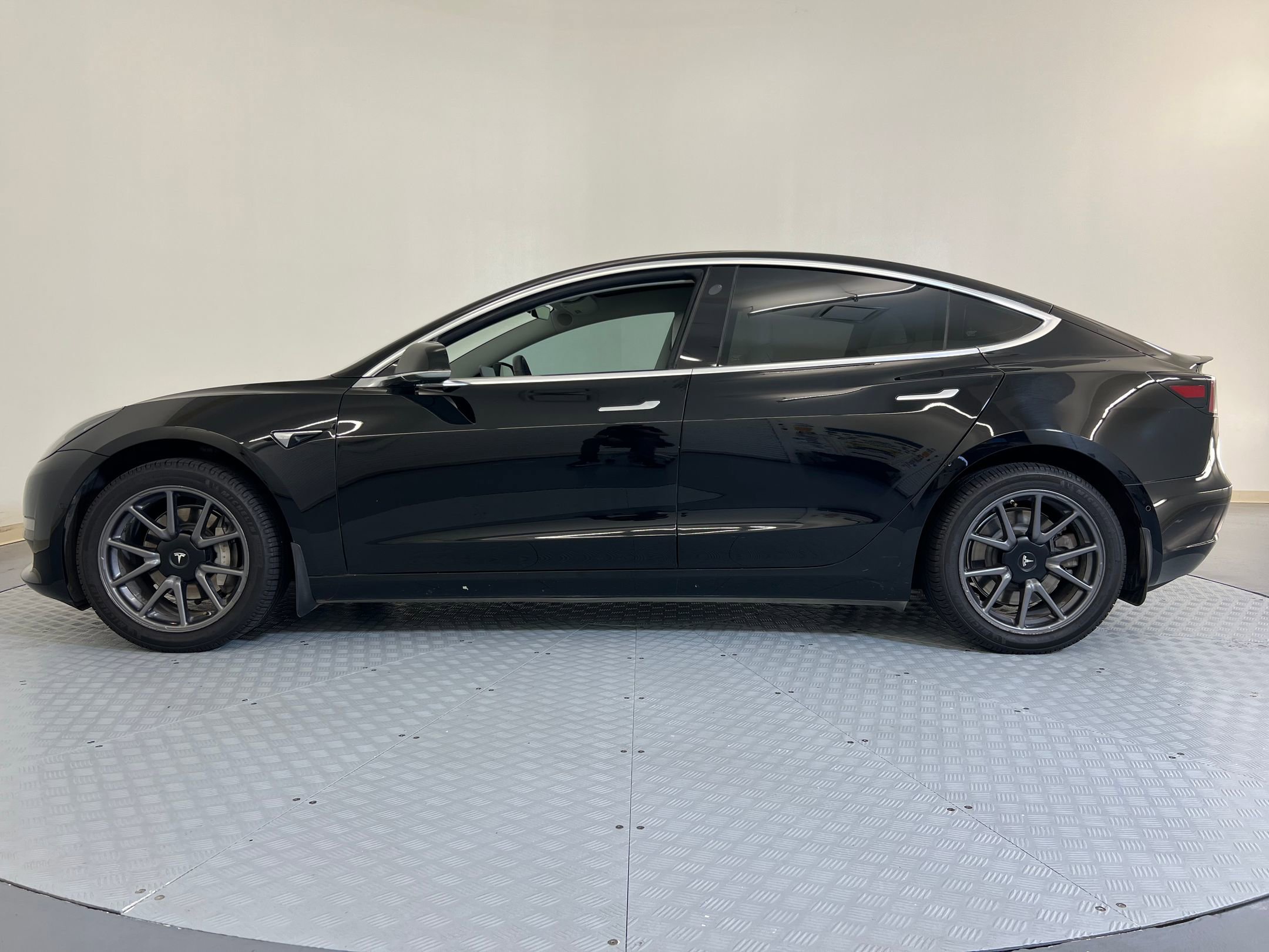 2020 Tesla Model 3 Standard Range photo 2