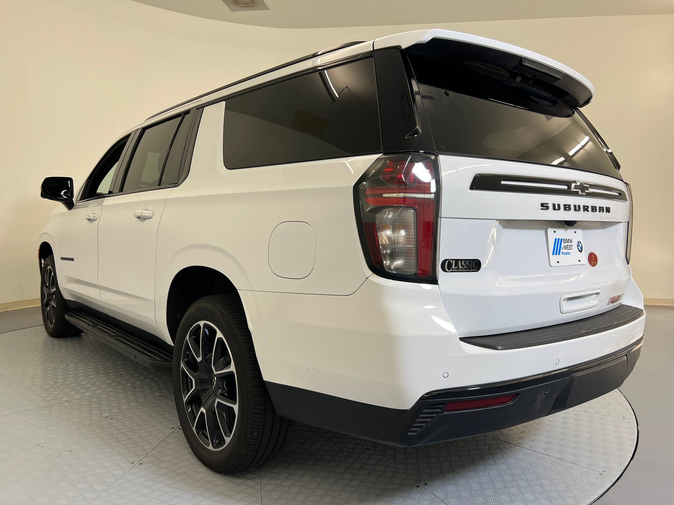 2024 Chevrolet Suburban RST photo 3