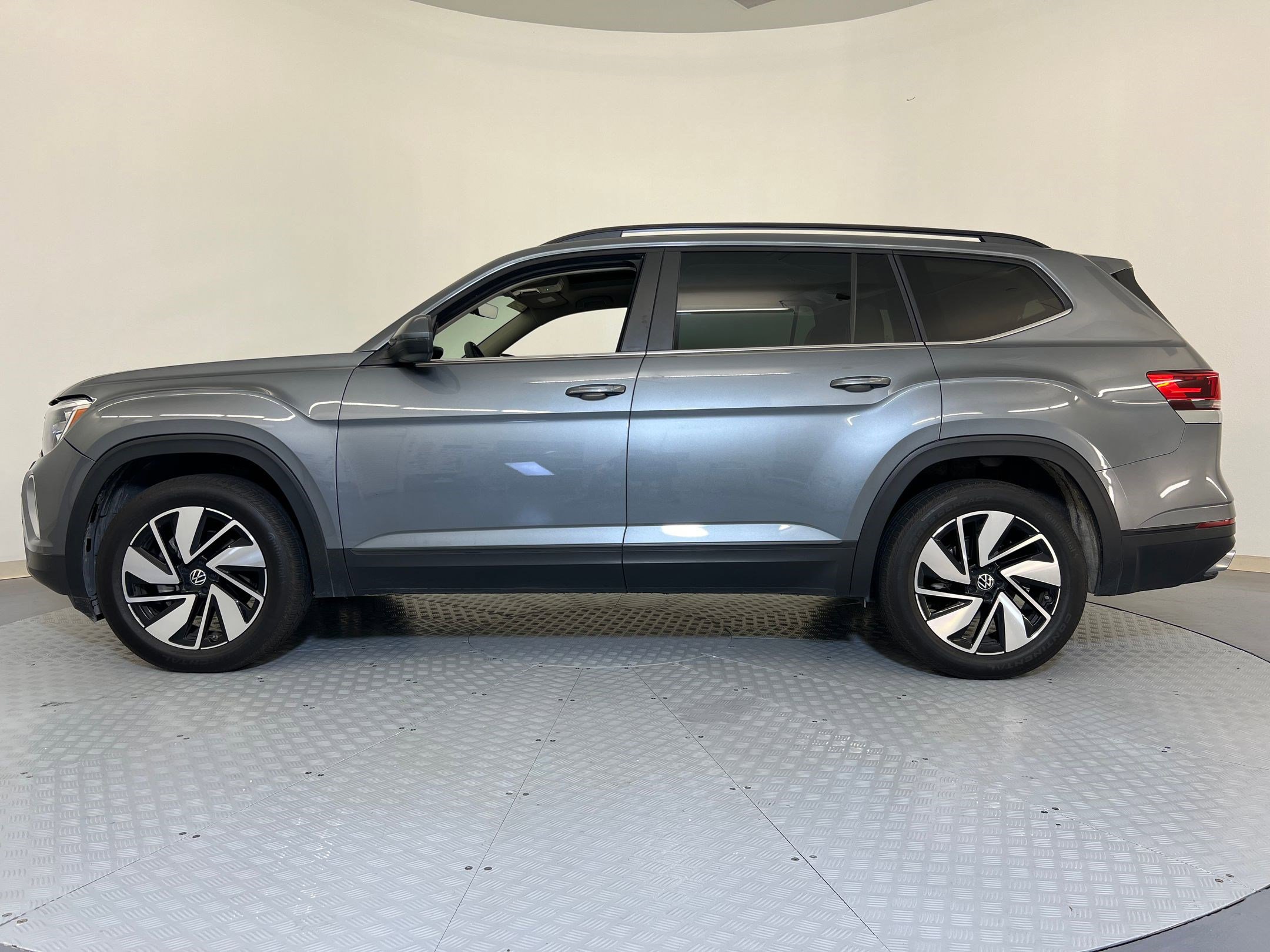 2024 Volkswagen Atlas SE Technology photo 2