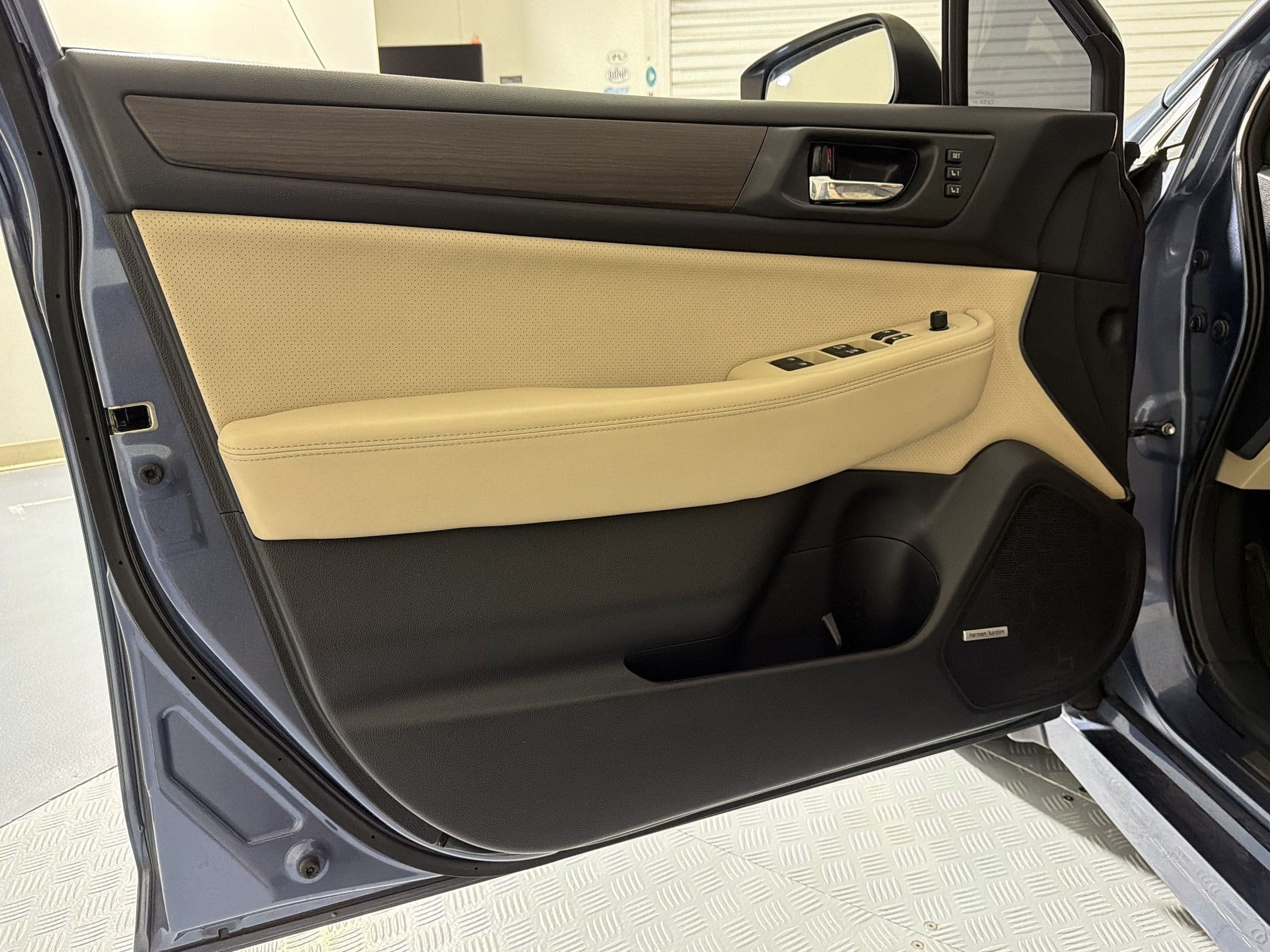 Legacy 2.5i Limited W/Moonroof/Keyless Access/Nav Sedan