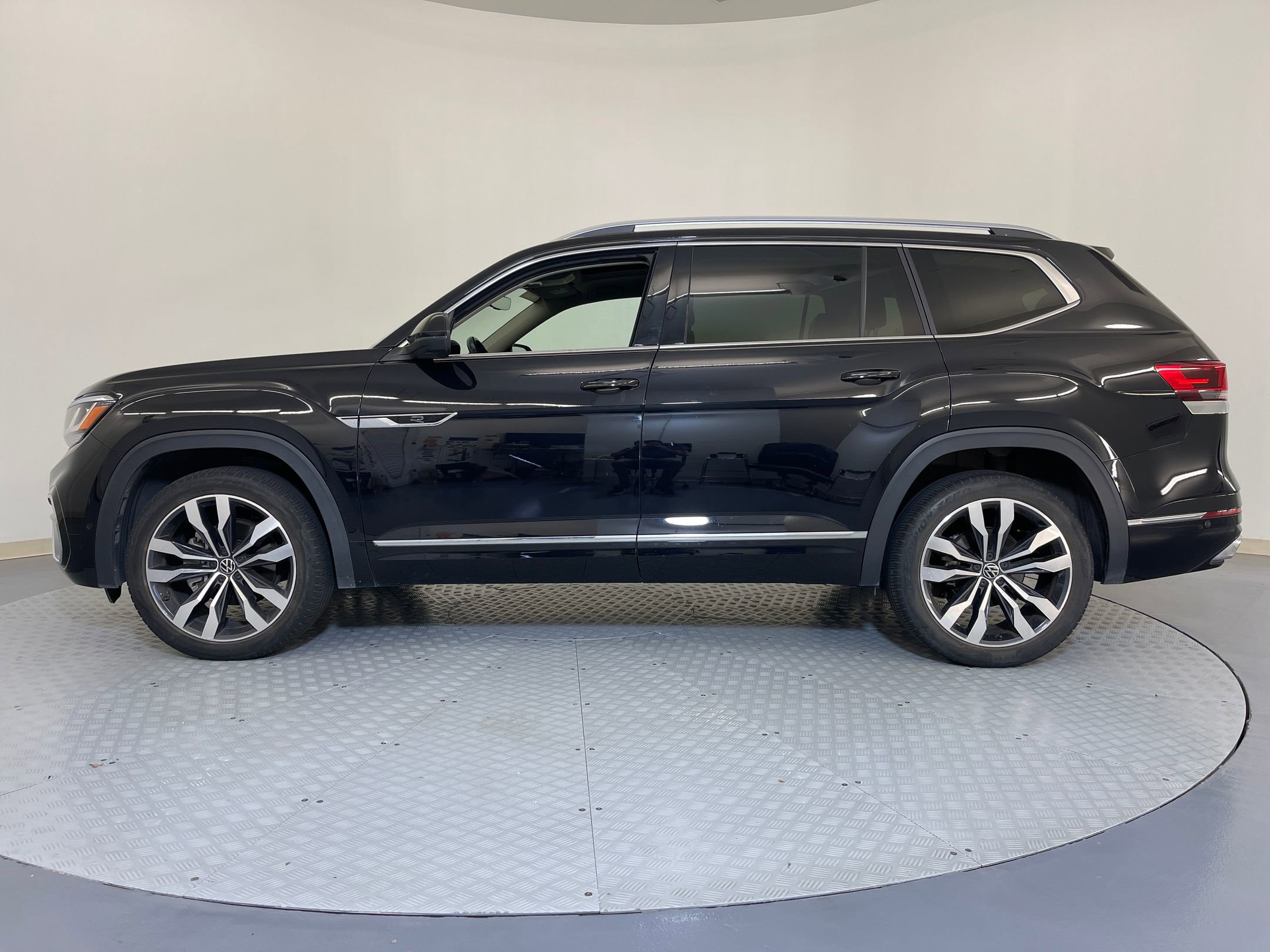 2021 Volkswagen Atlas V6 SEL Premium R-Line photo 2