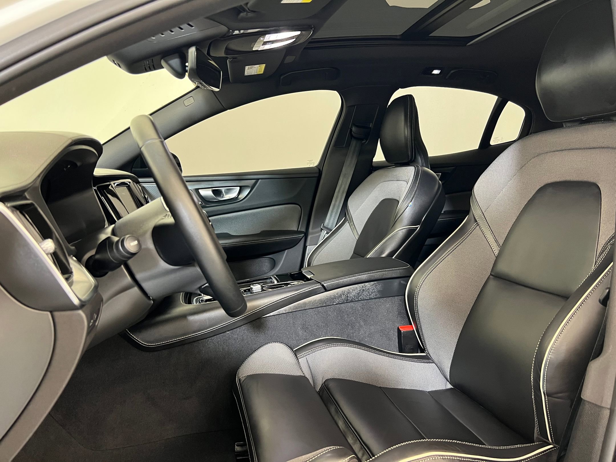 2024 Volvo S60 T8 Ultimate Black Edition photo 4