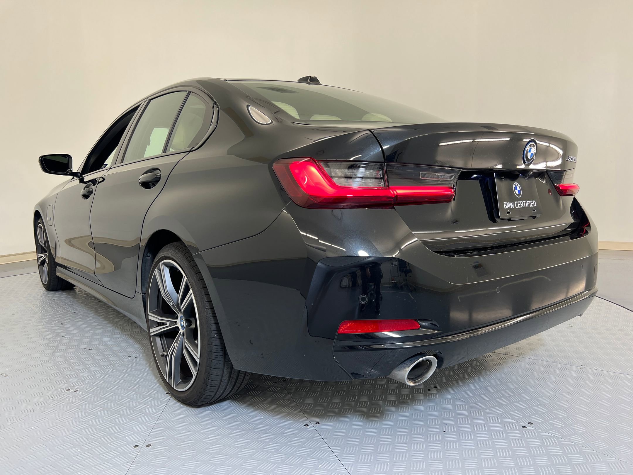 2023 Bmw 330e Sedan photo 3