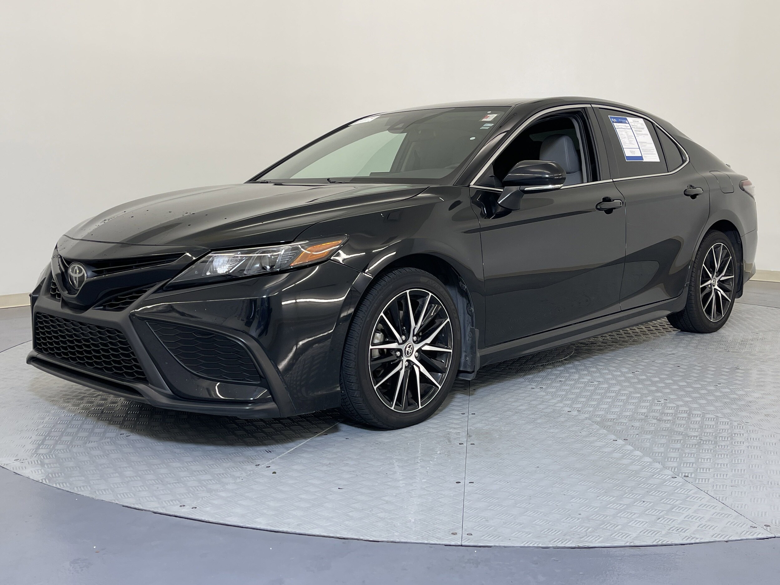 2022 Toyota Camry SE photo 3