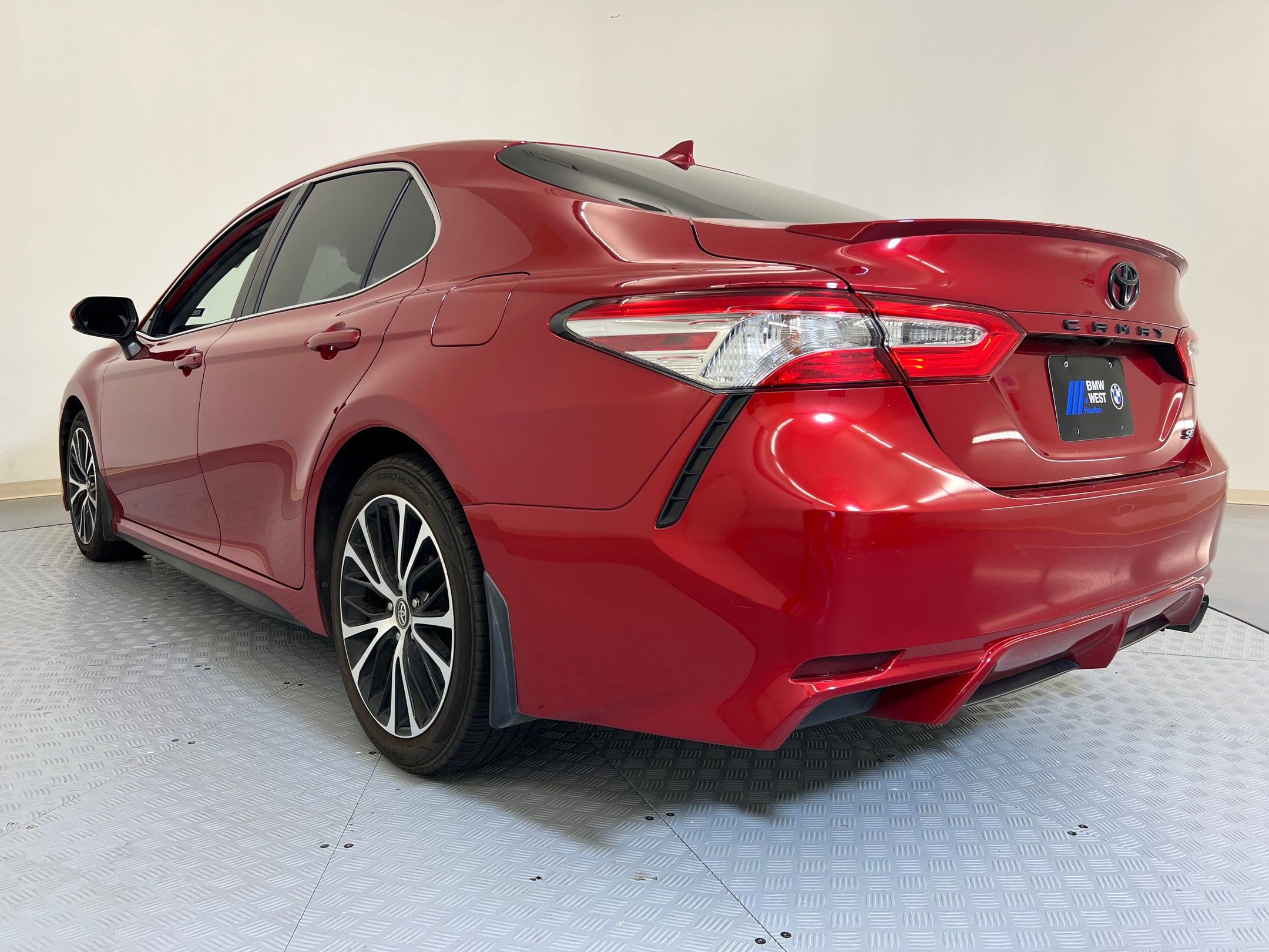 2020 Toyota Camry SE photo 3