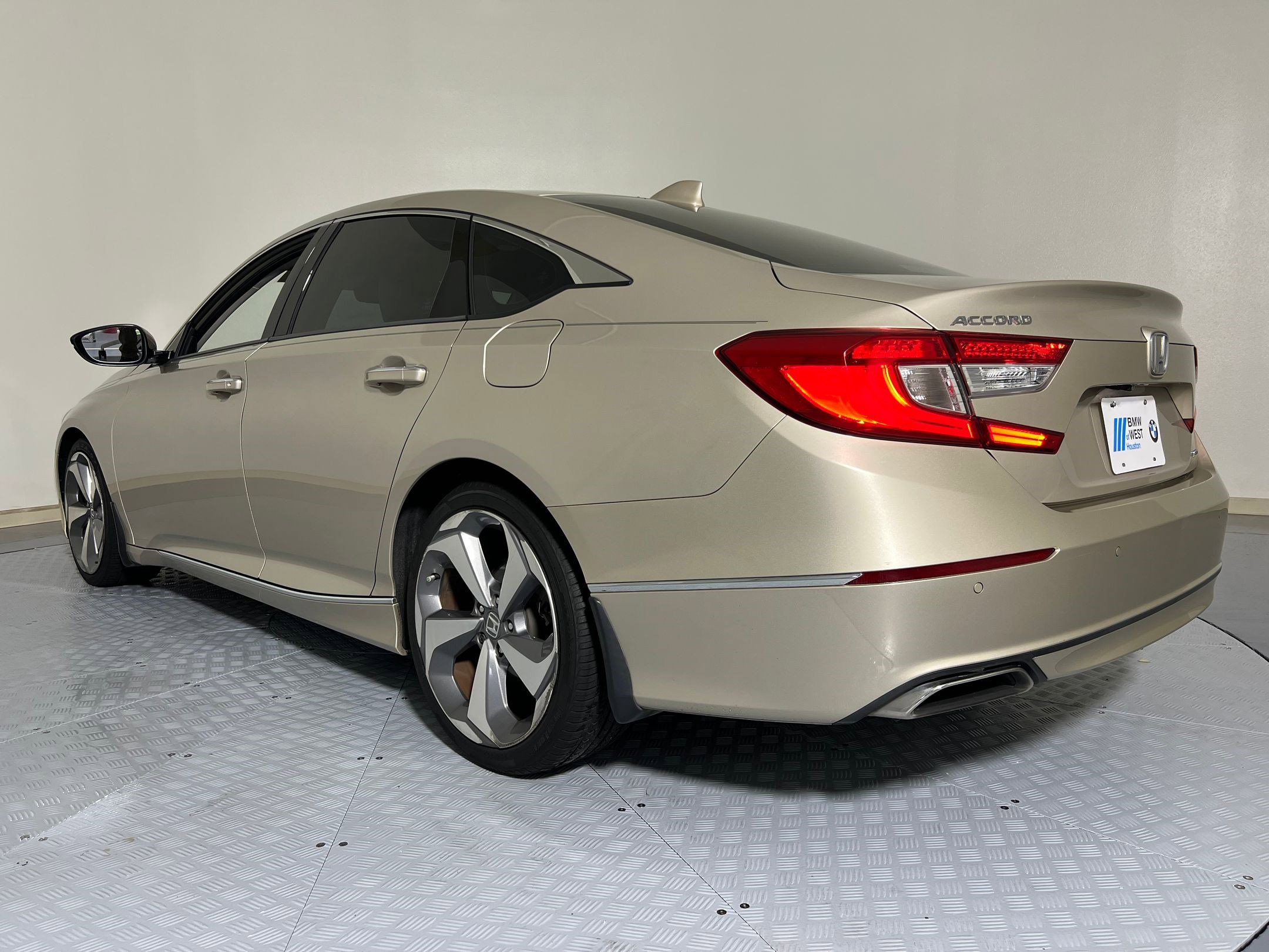 2018 Honda Accord Touring photo 3