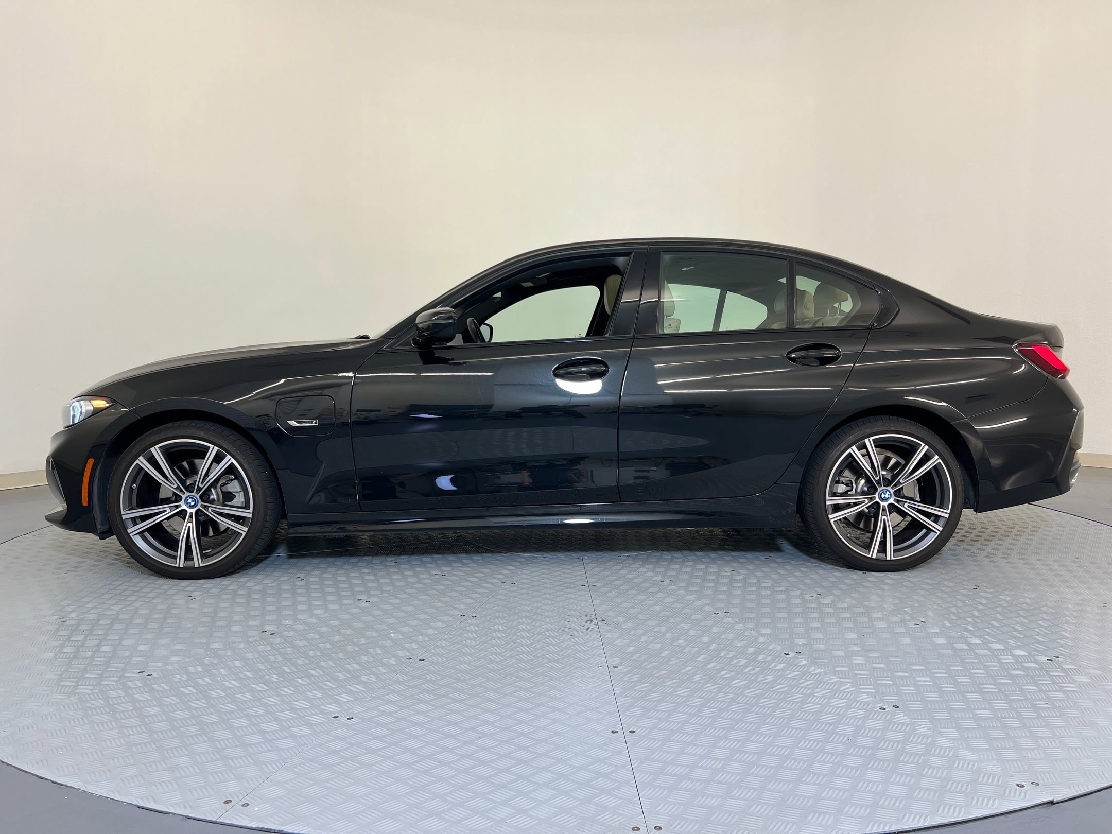 2023 Bmw 330e Sedan photo 2