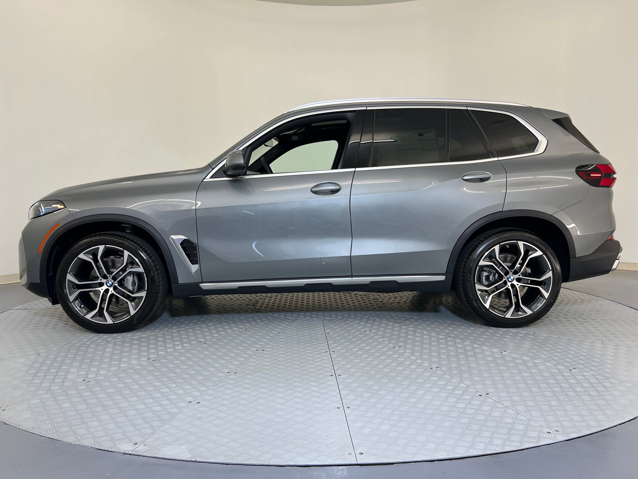 2026 Bmw X5 xDrive40i photo 2