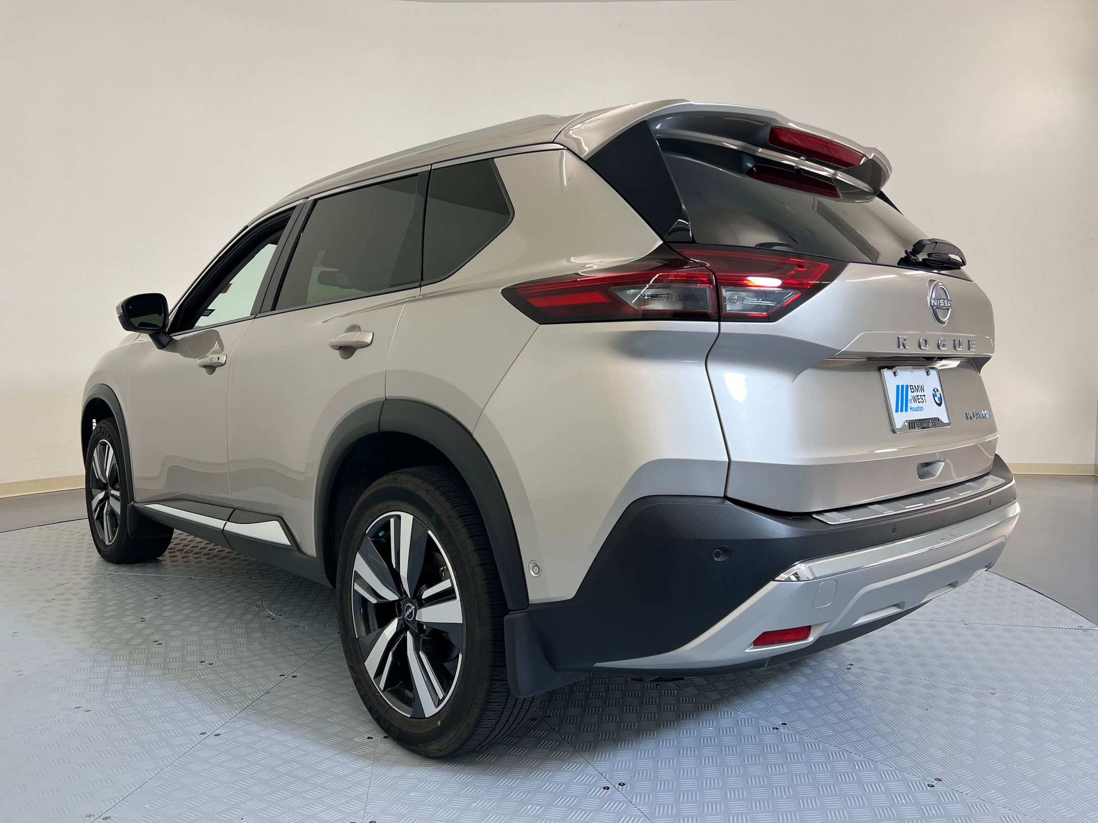 2023 Nissan Rogue Platinum photo 3
