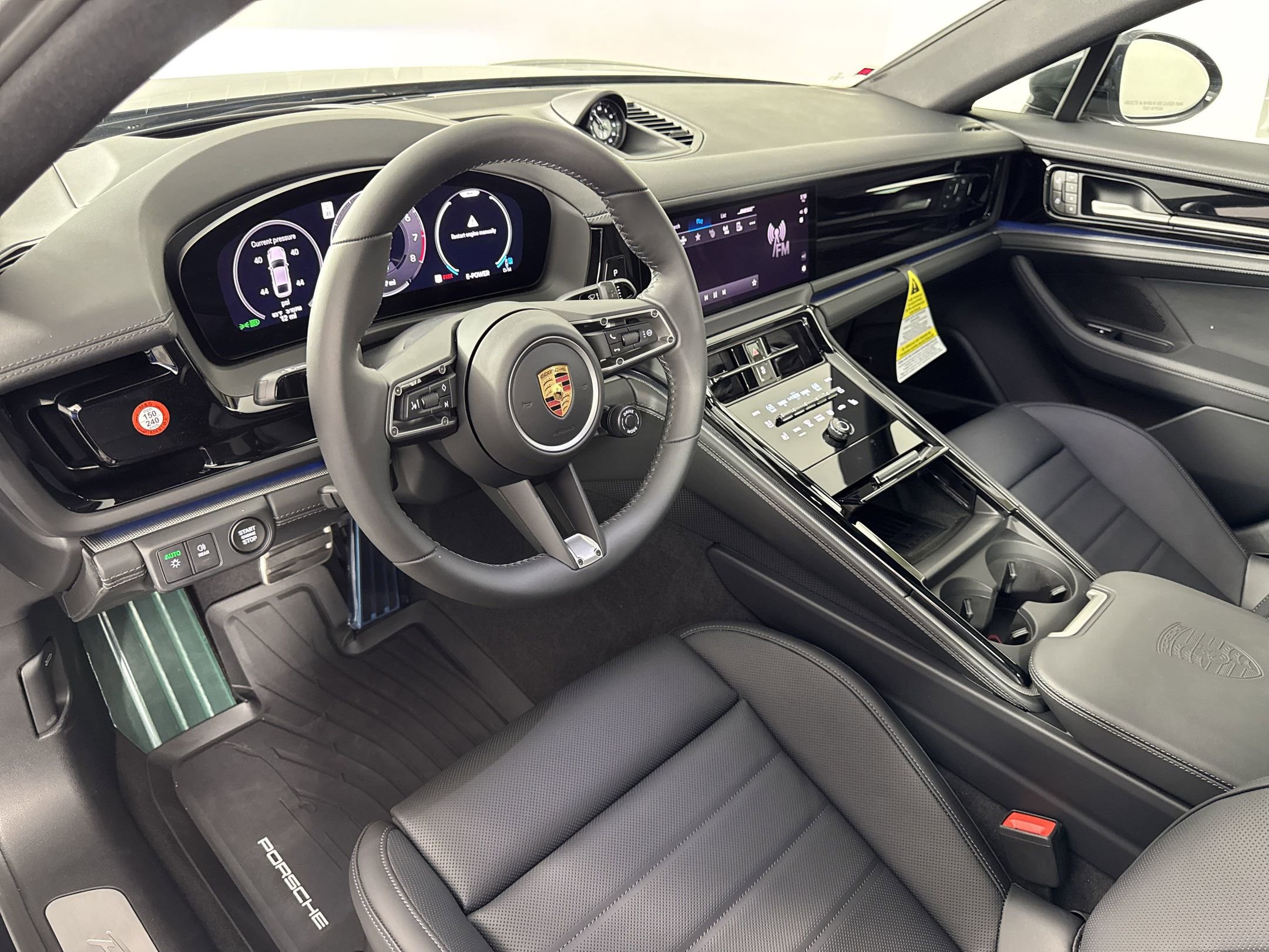 2025 Porsche Panamera E-Hybrid 4 photo 4