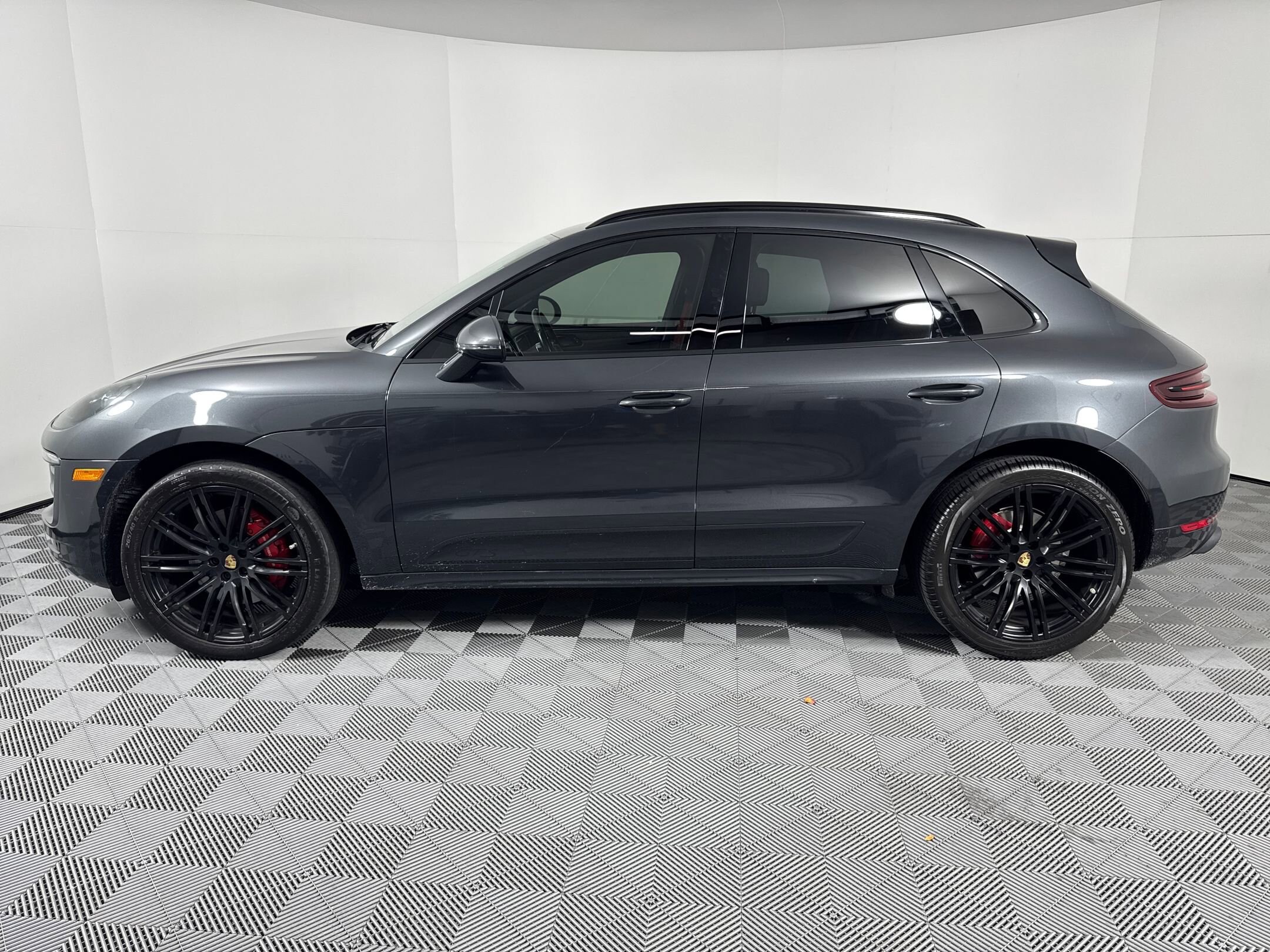 2017 Porsche Macan GTS photo 2