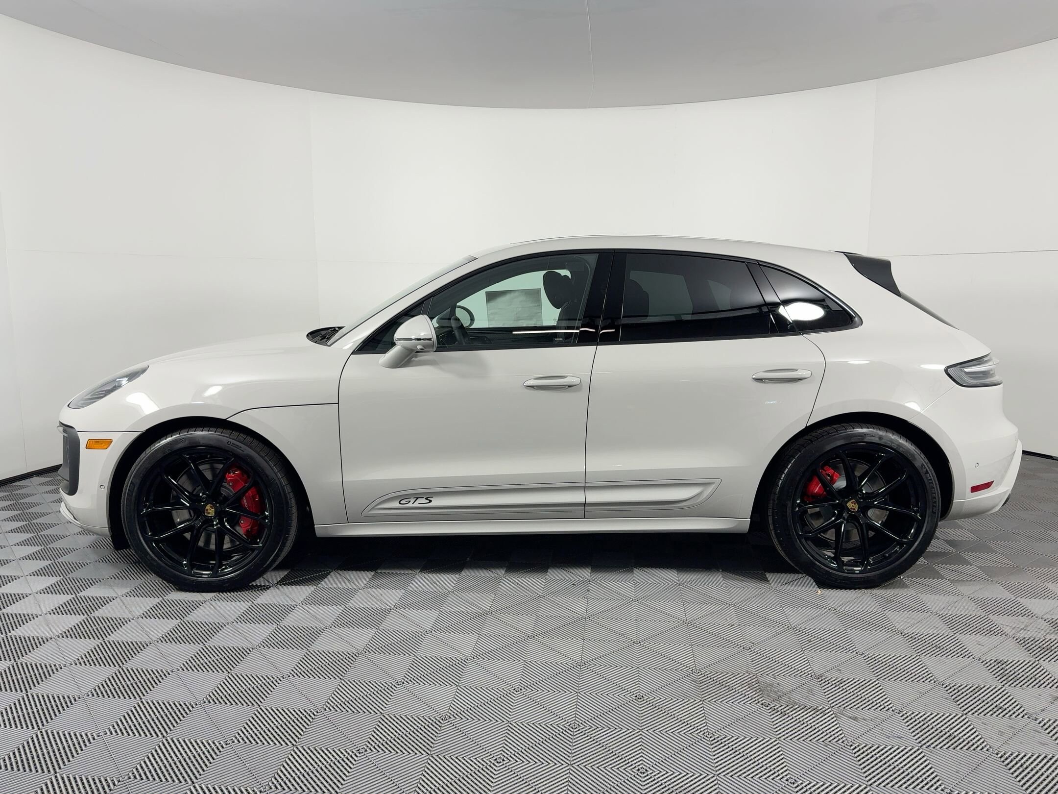 2026 Porsche Macan GTS photo 2