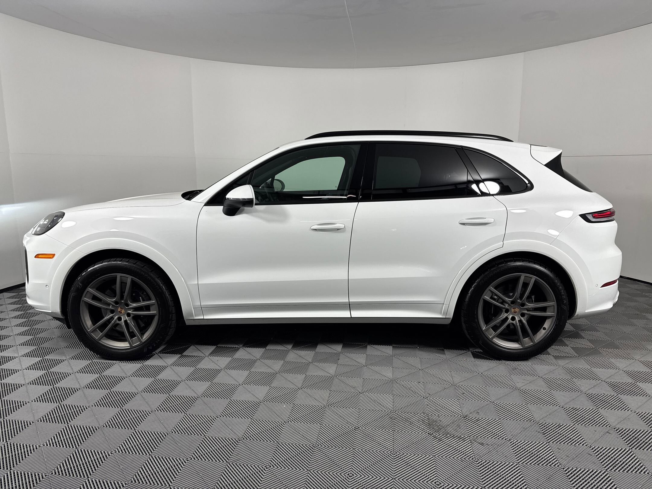 2025 Porsche Cayenne photo 2