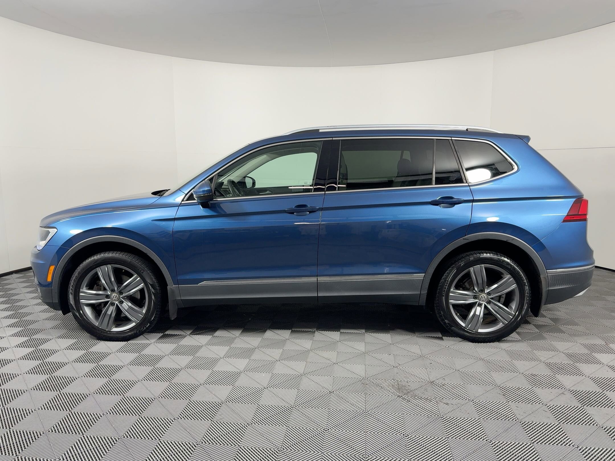 2020 Volkswagen Tiguan SEL photo 2