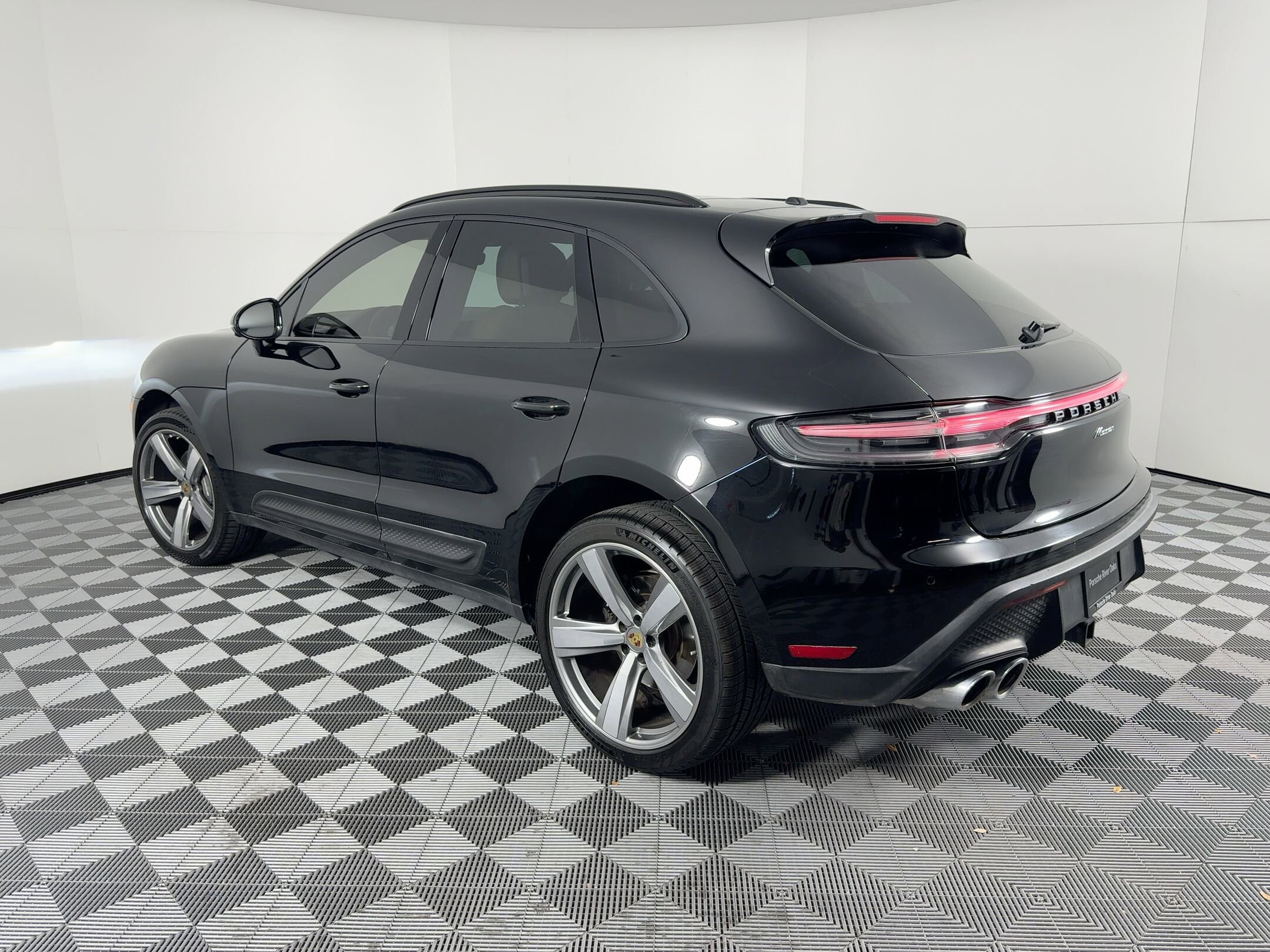 2024 Porsche Macan T photo 3