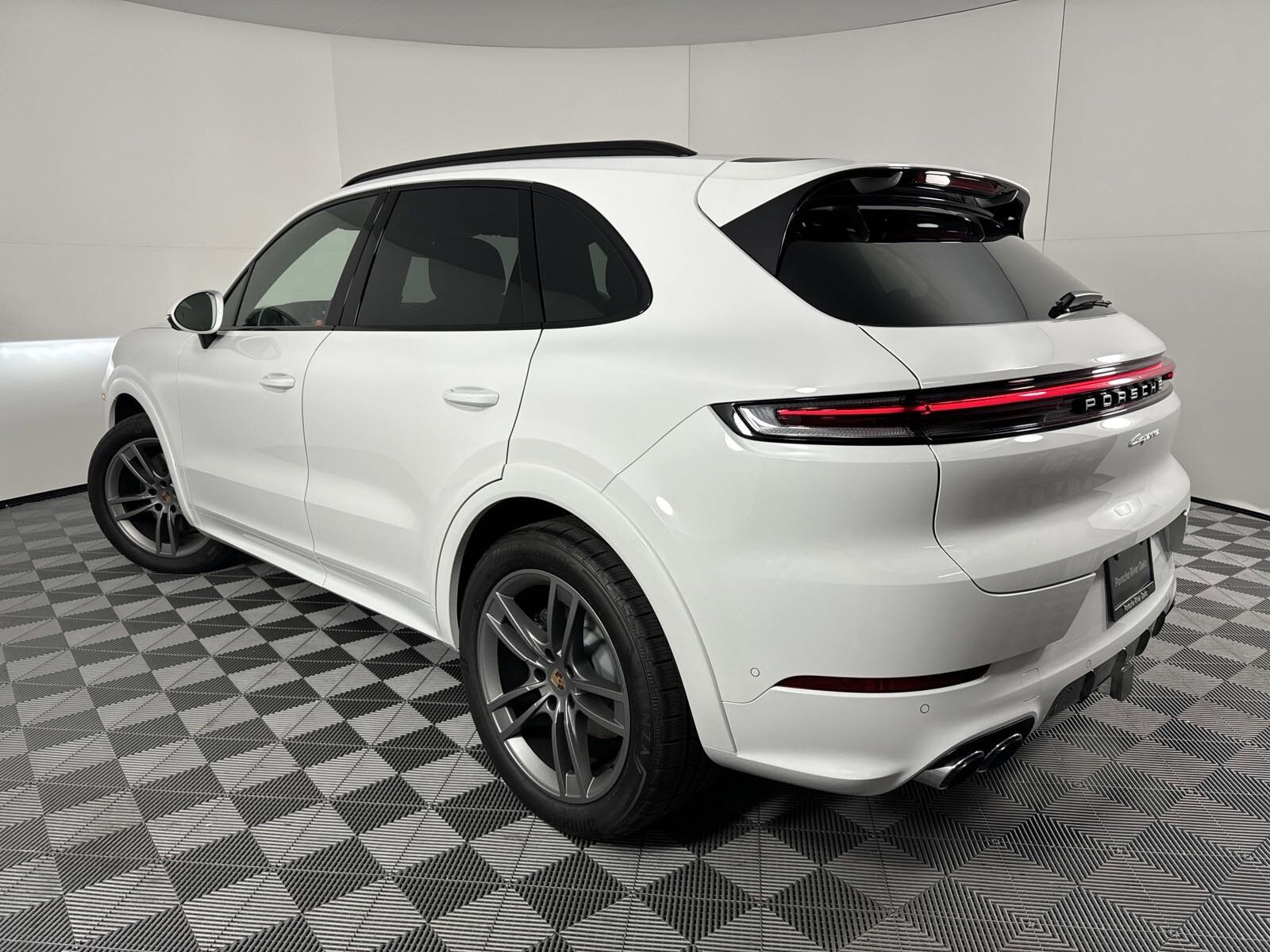 2025 Porsche Cayenne photo 3