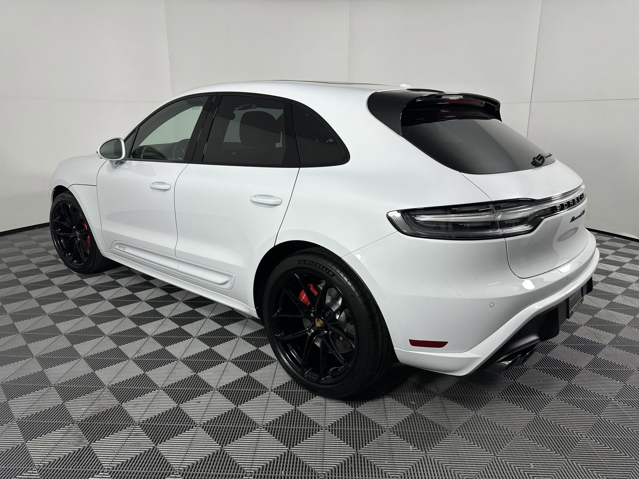 2025 Porsche Macan GTS photo 3