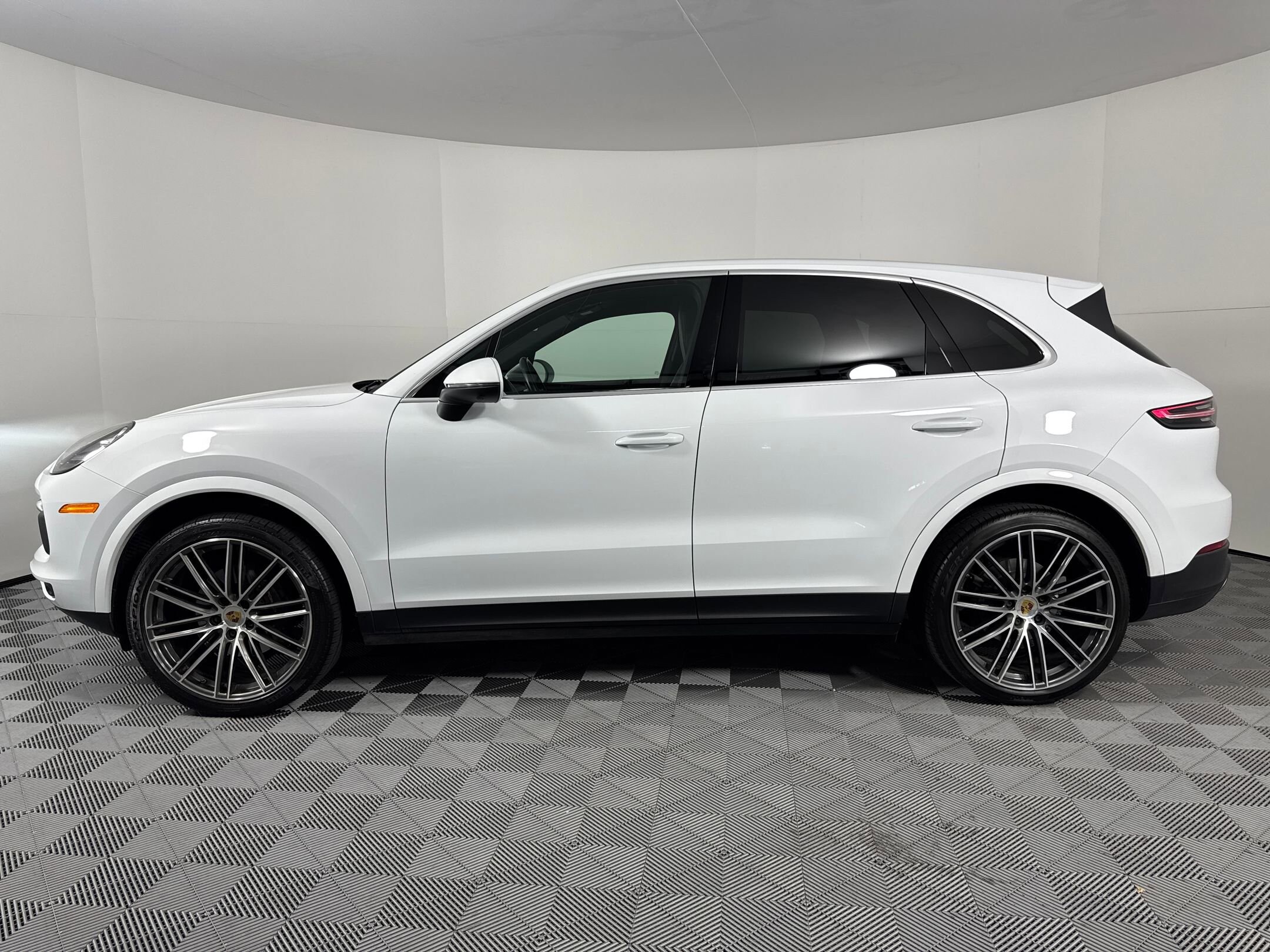 2020 Porsche Cayenne photo 2