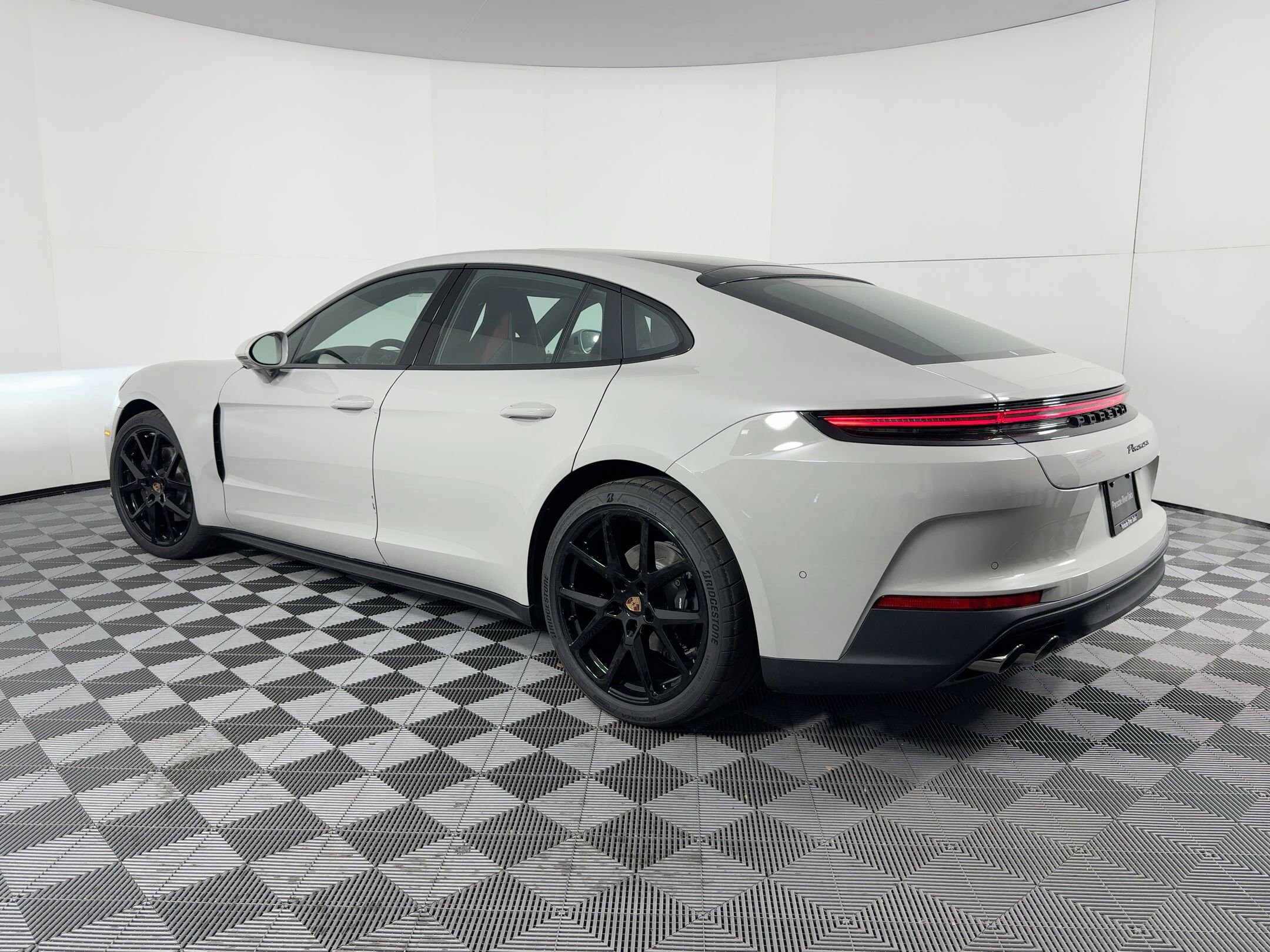 2026 Porsche Panamera 4 photo 2