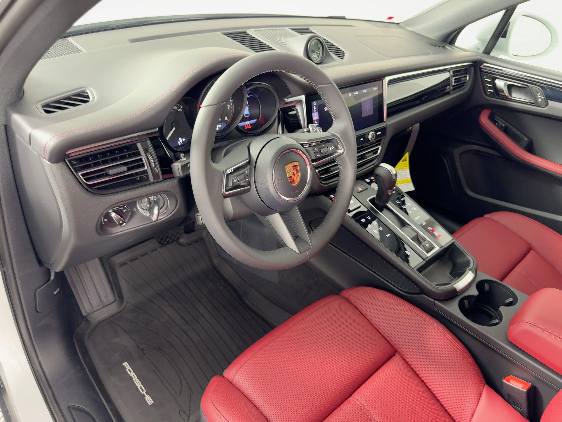 2026 Porsche Macan T photo 4