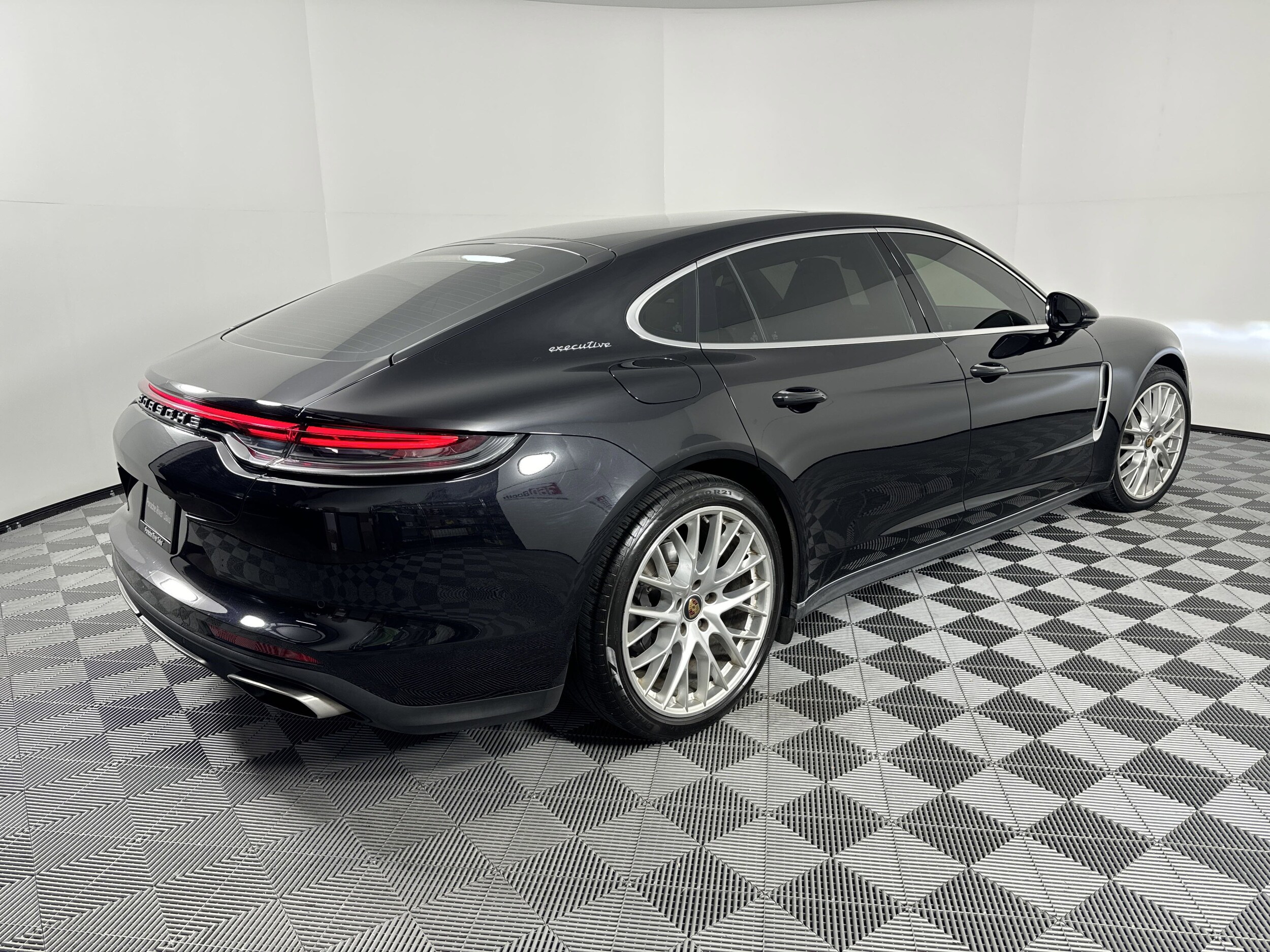 2021 Porsche Panamera 4 Executive photo 2