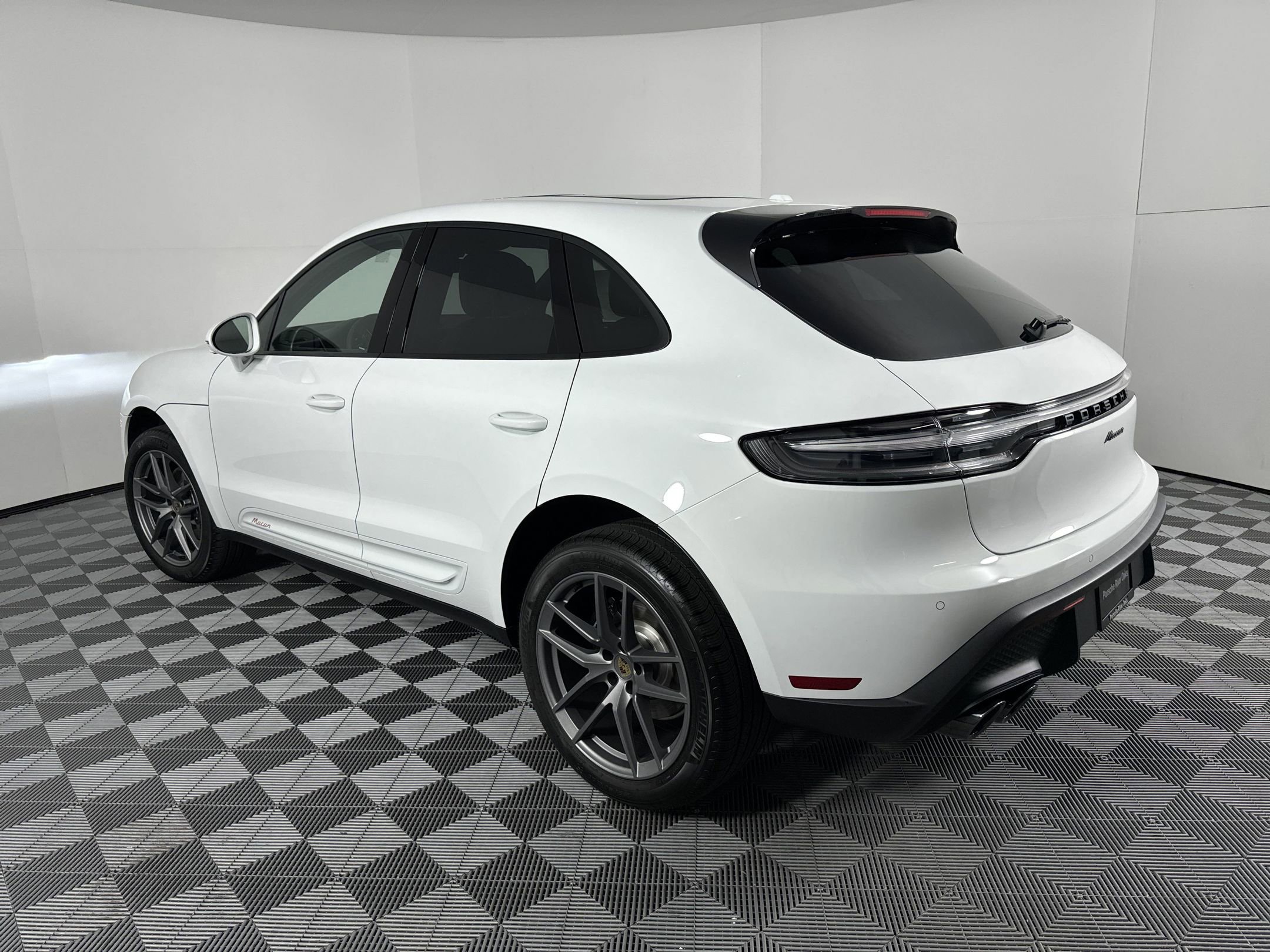 2025 Porsche Macan T photo 3