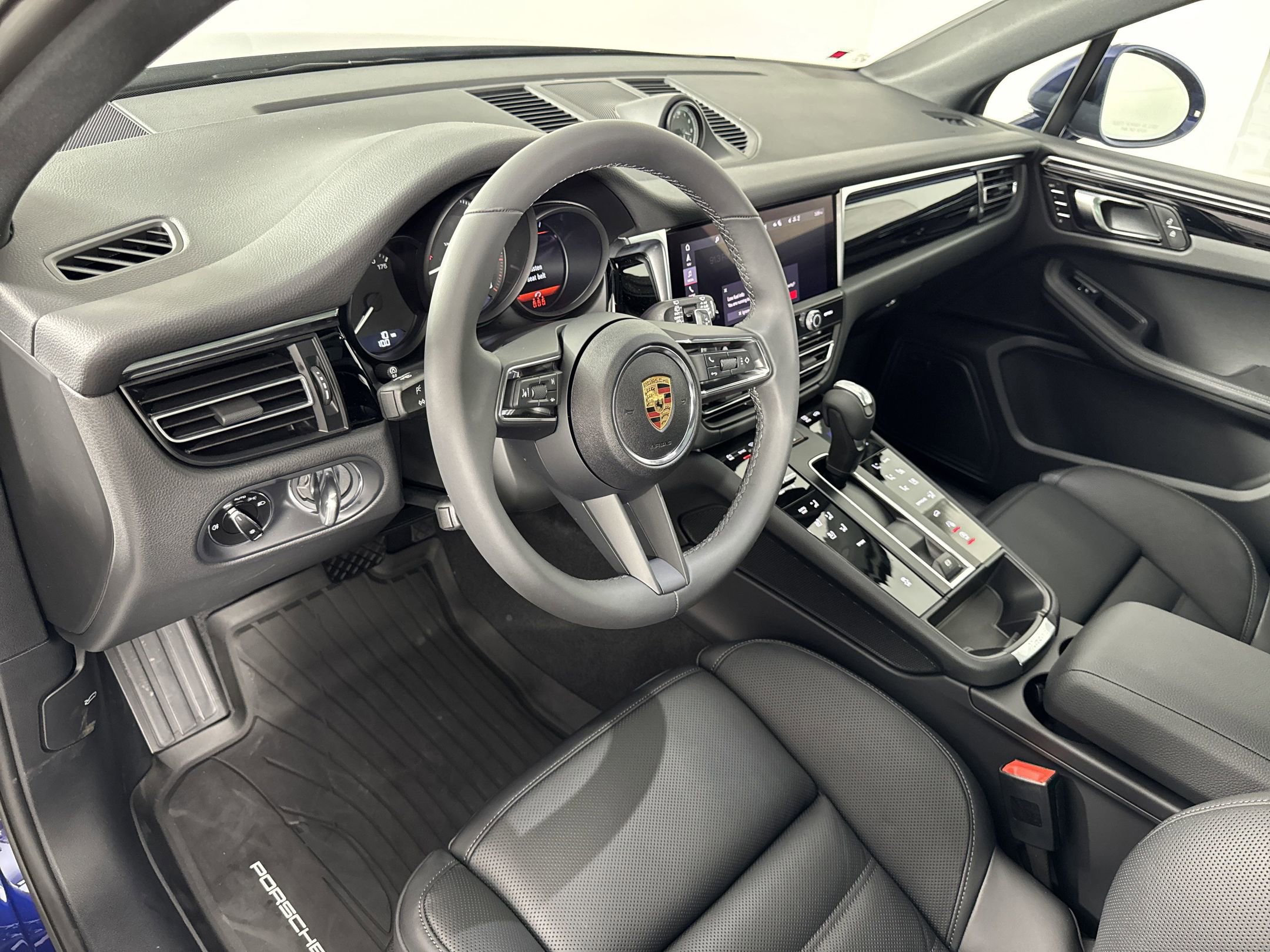 2025 Porsche Macan T photo 4