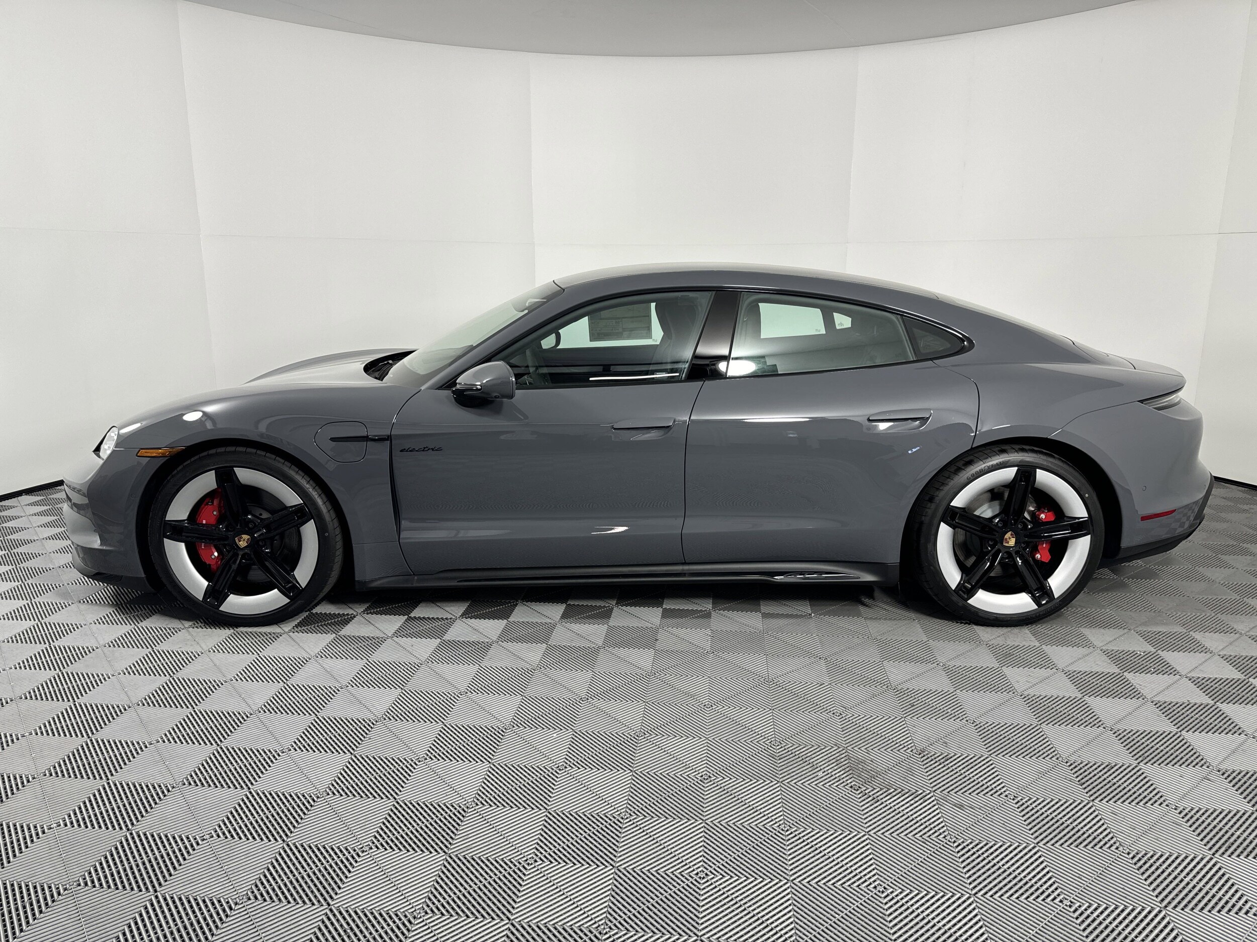2025 Porsche Taycan GTS photo 2