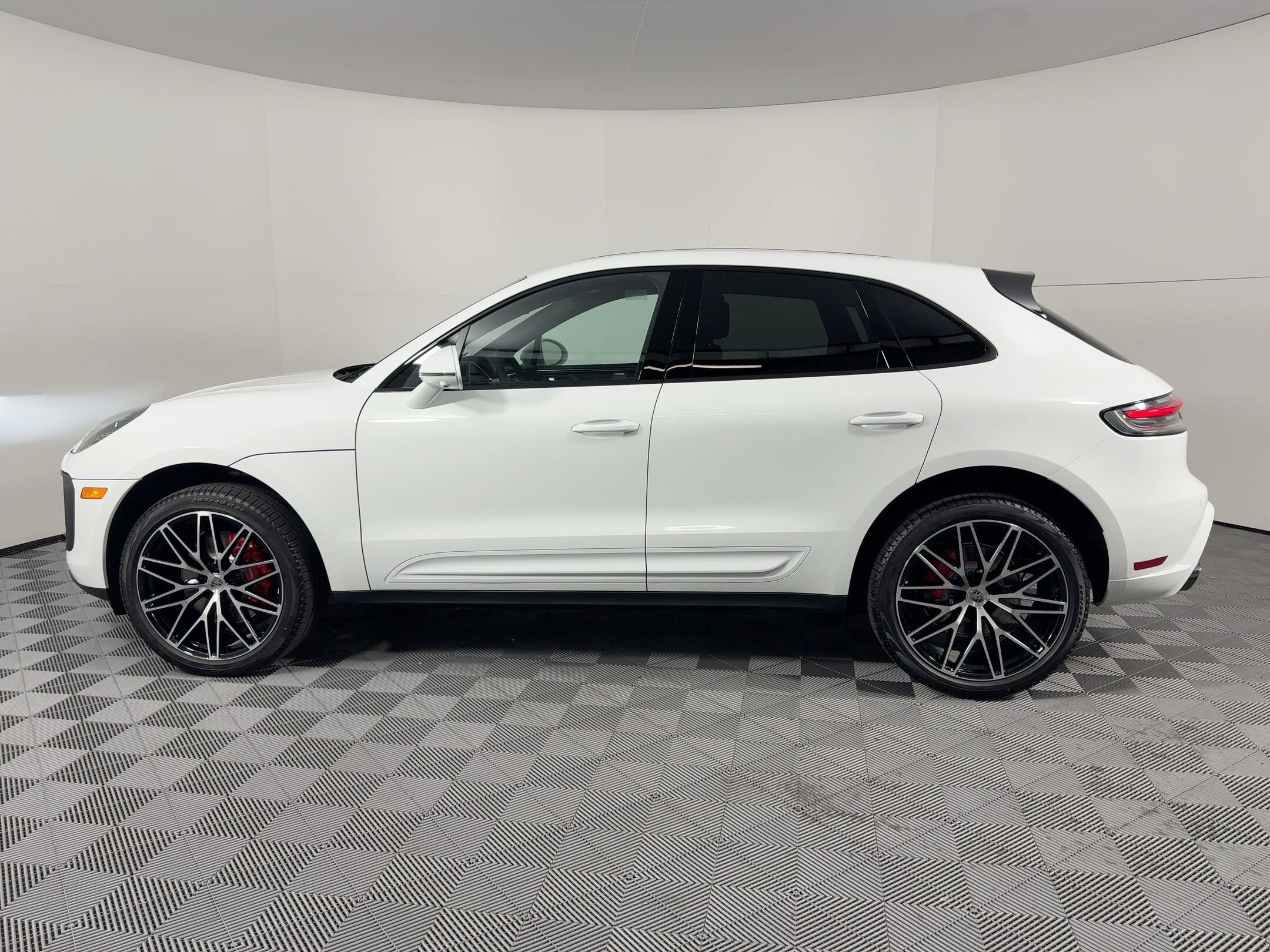 2026 Porsche Macan S photo 2