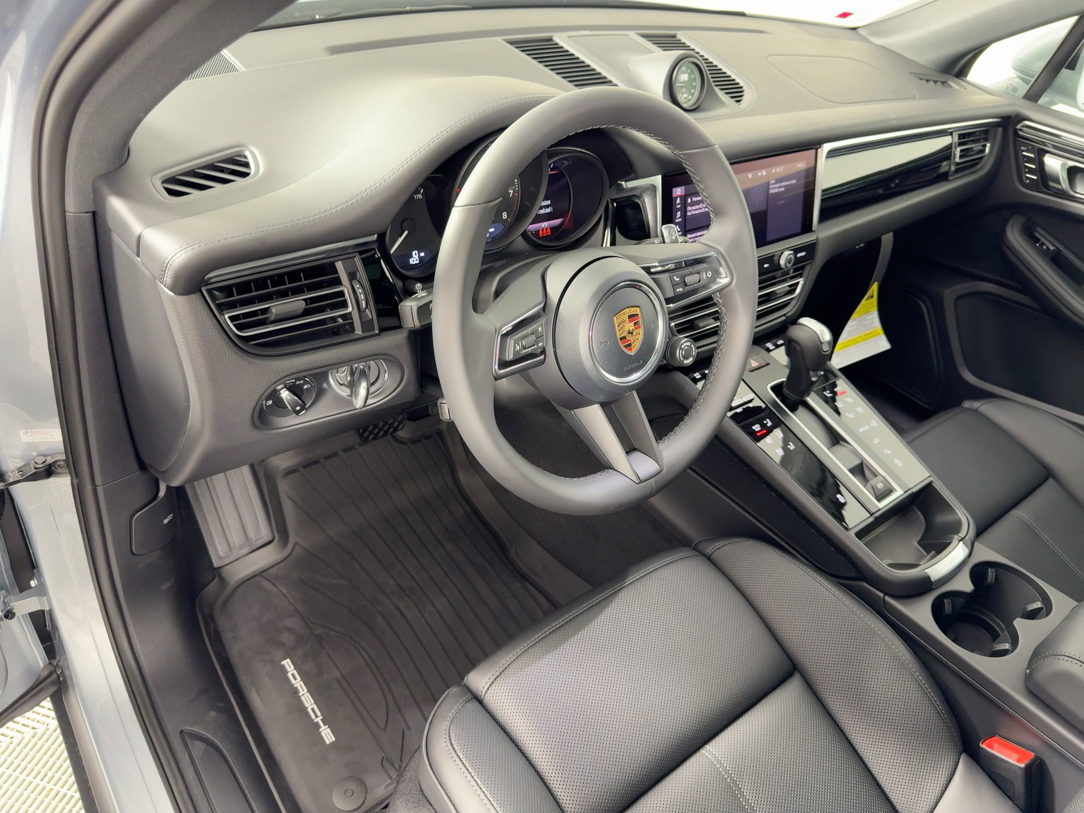 2026 Porsche Macan T photo 4