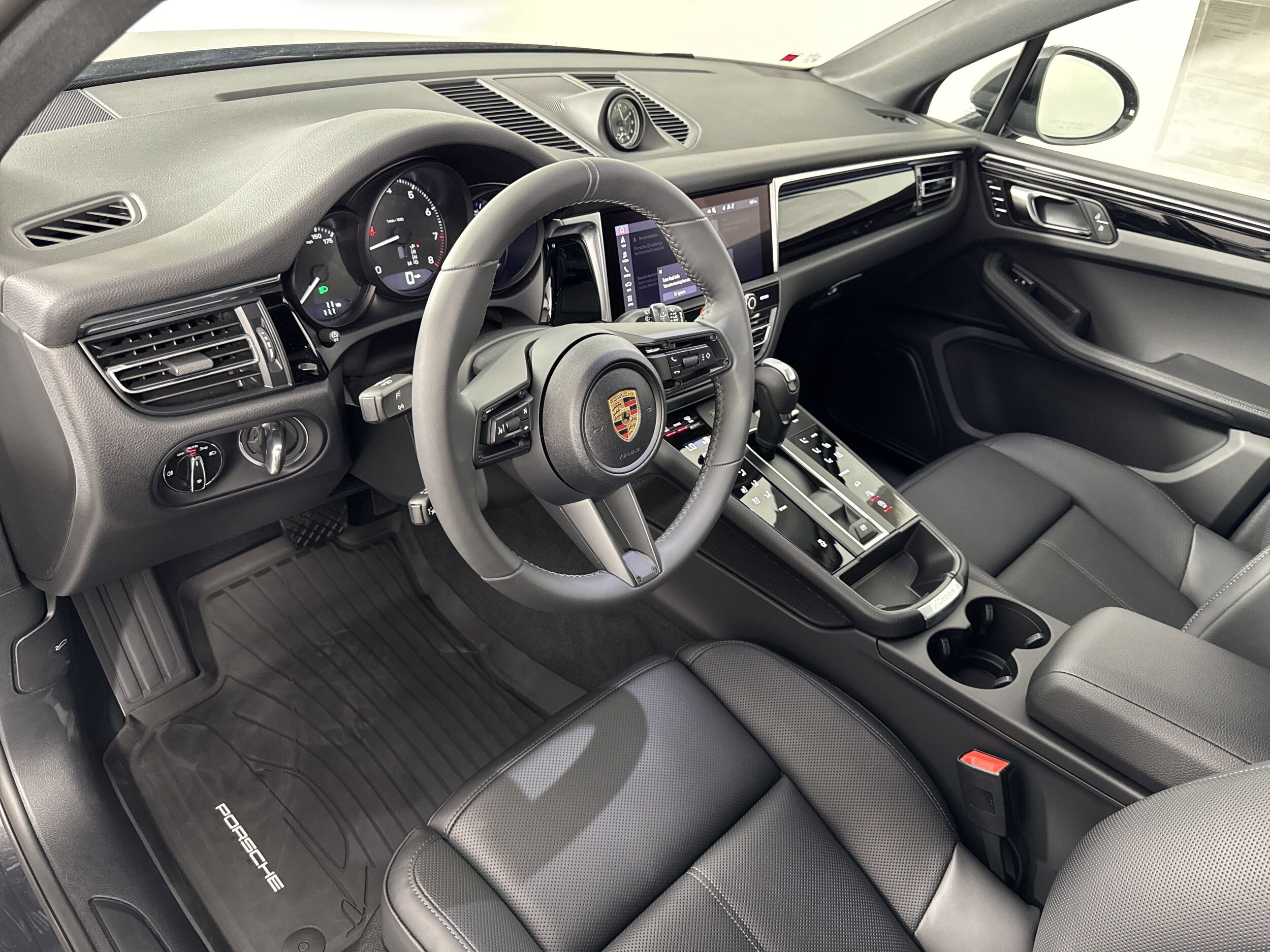 2025 Porsche Macan S photo 4