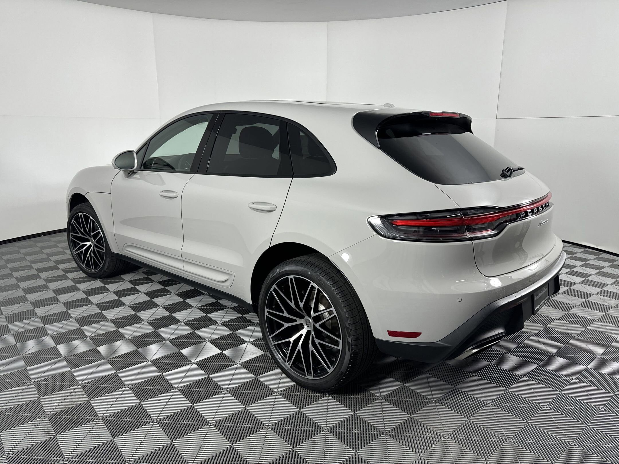 2025 Porsche Macan T photo 3