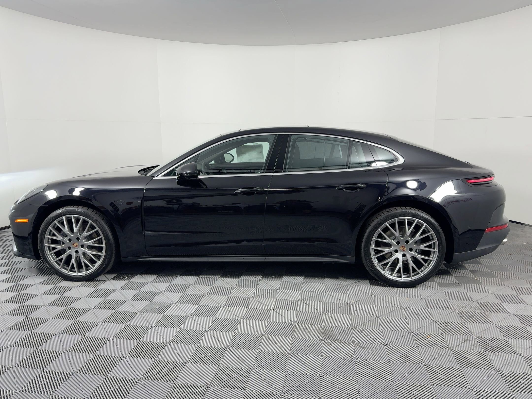 2026 Porsche Panamera 4 photo 2