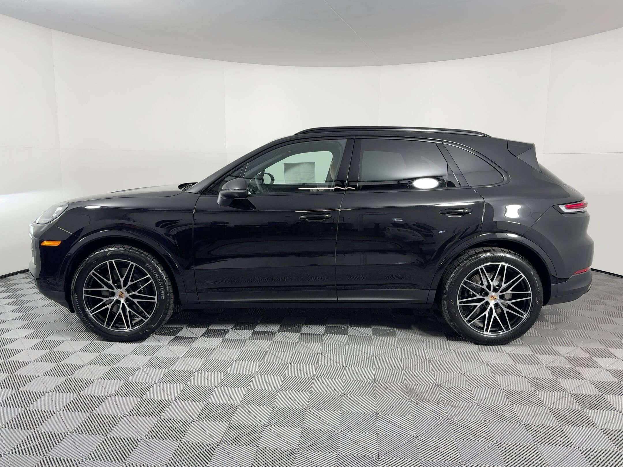 2026 Porsche Cayenne photo 2
