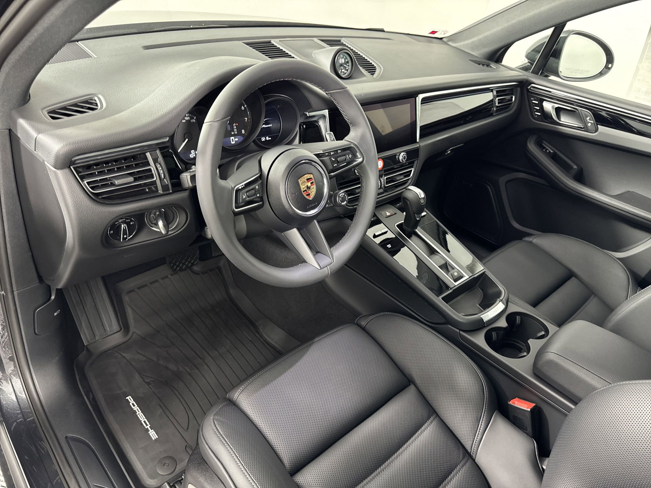 2025 Porsche Macan T photo 4