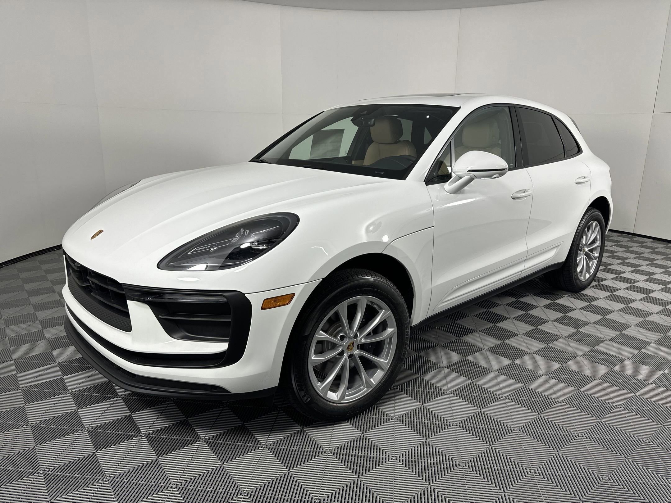 2025 Porsche Macan's photo