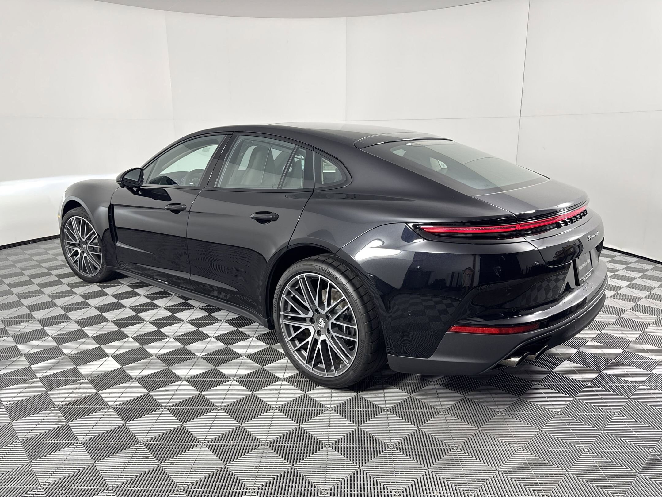 2025 Porsche Panamera 4 photo 3