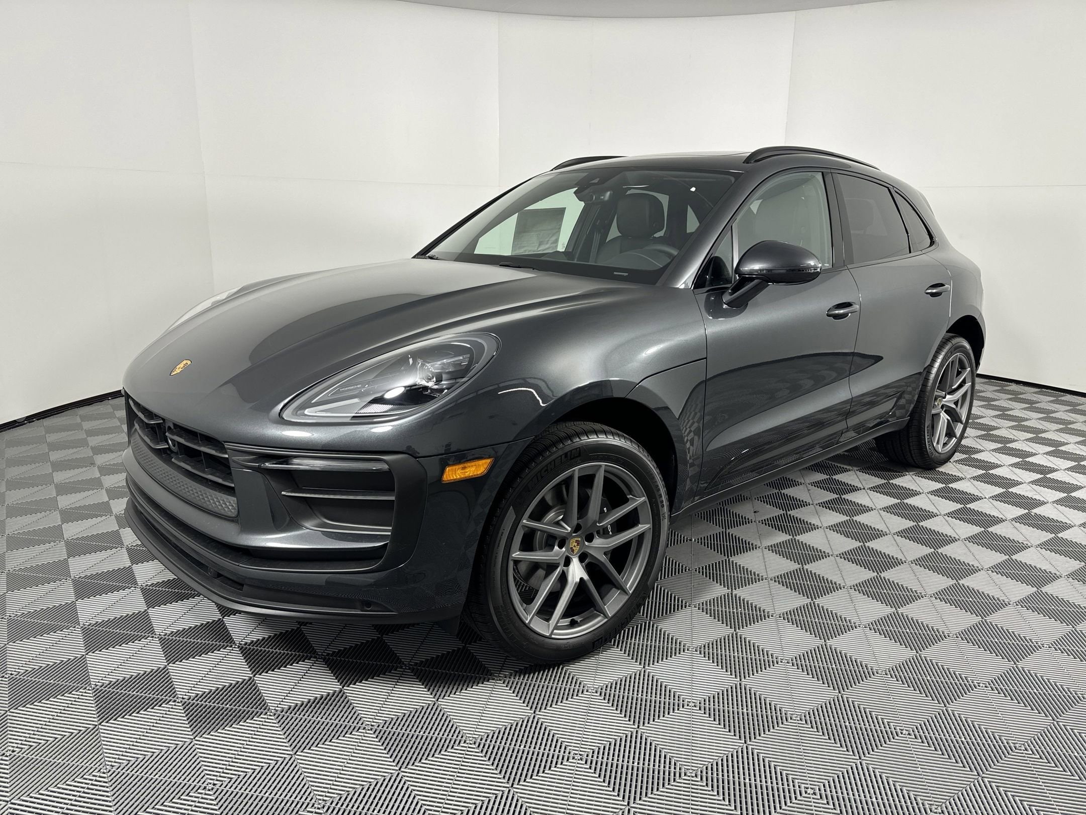 2025 Porsche Macan's photo