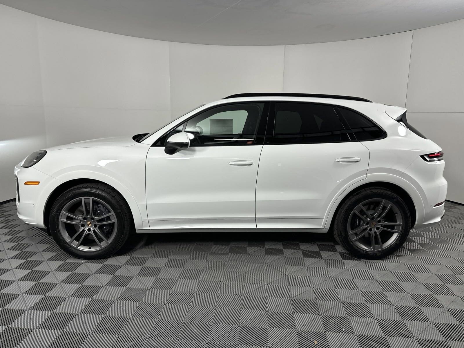 2025 Porsche Cayenne photo 2