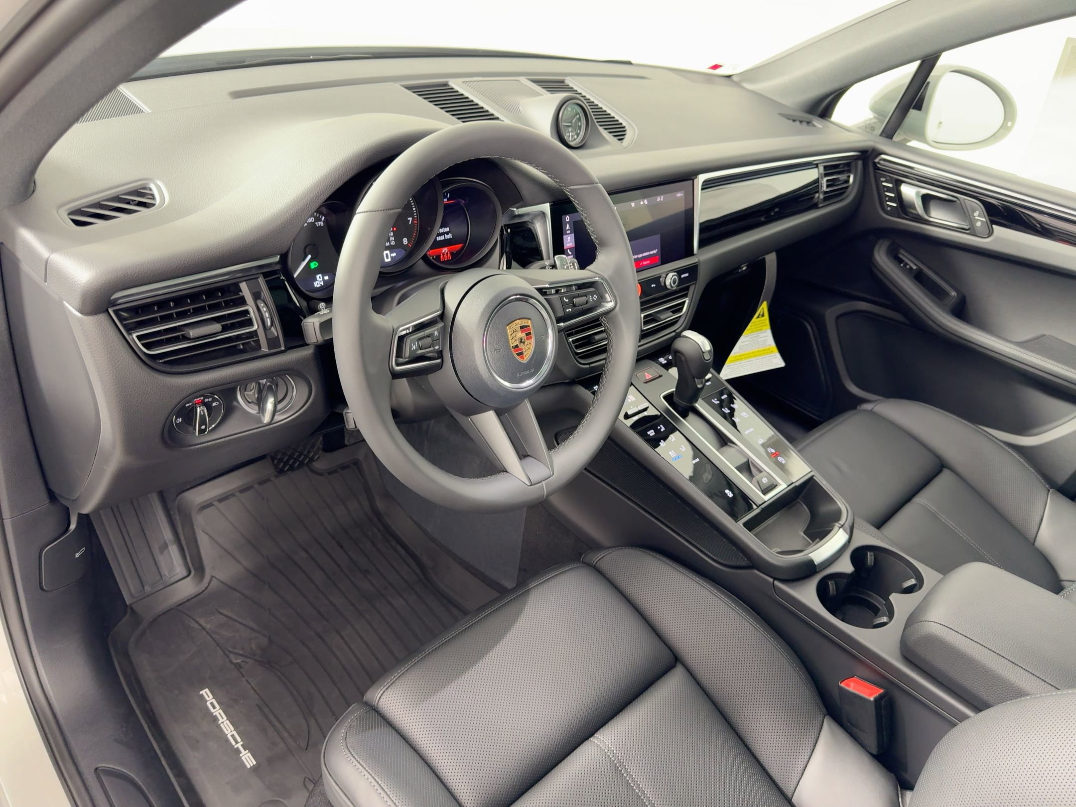 2026 Porsche Macan T photo 4