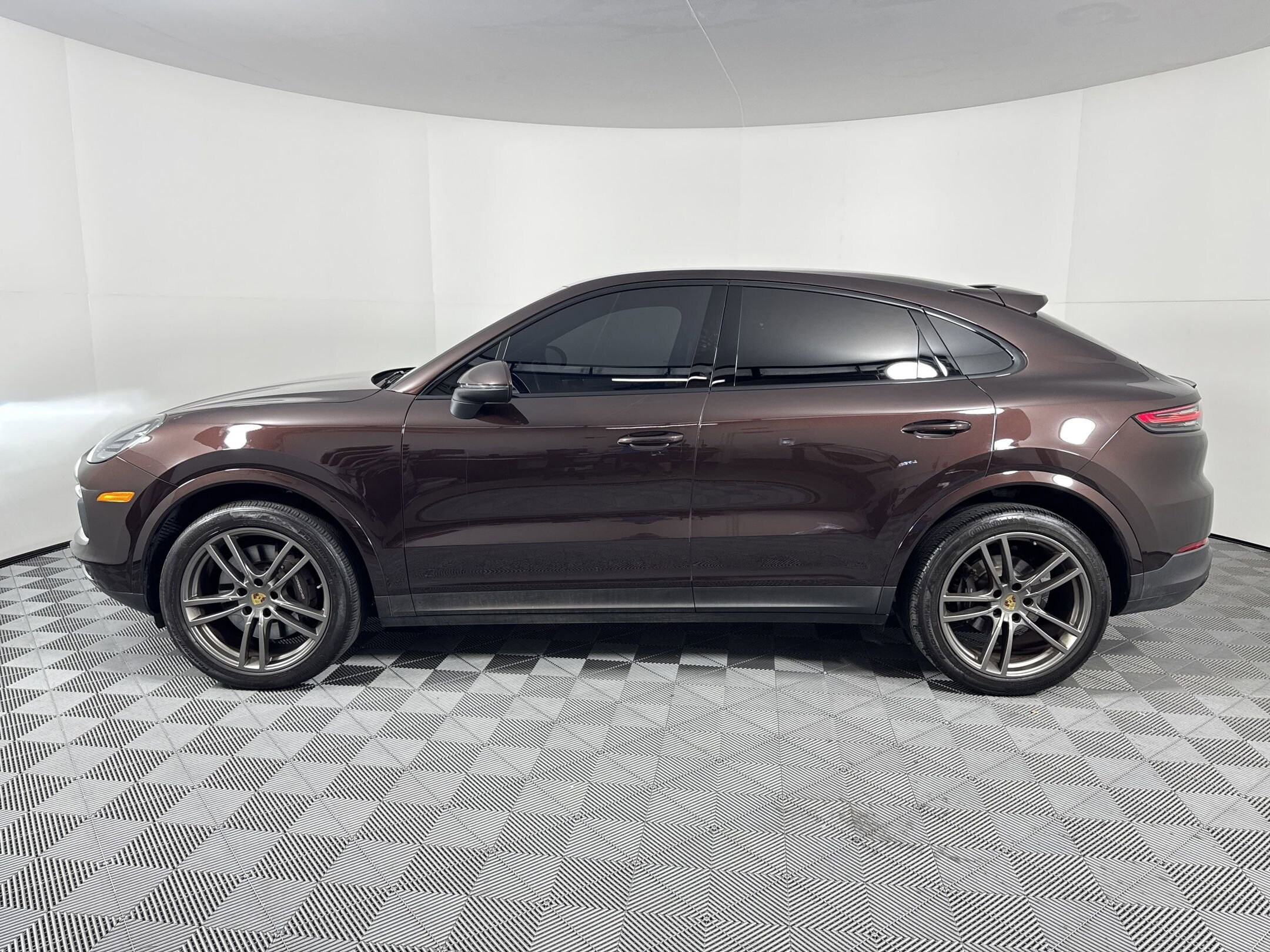 2023 Porsche Cayenne Platinum Edition photo 2
