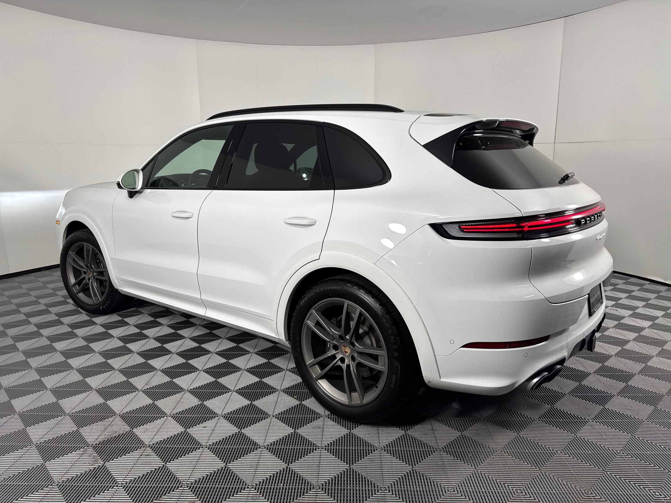 2025 Porsche Cayenne photo 3