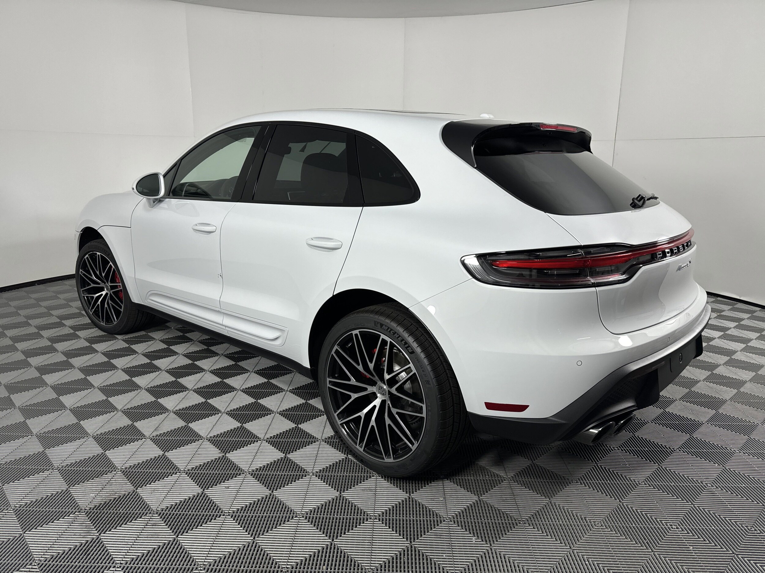 2025 Porsche Macan S photo 3
