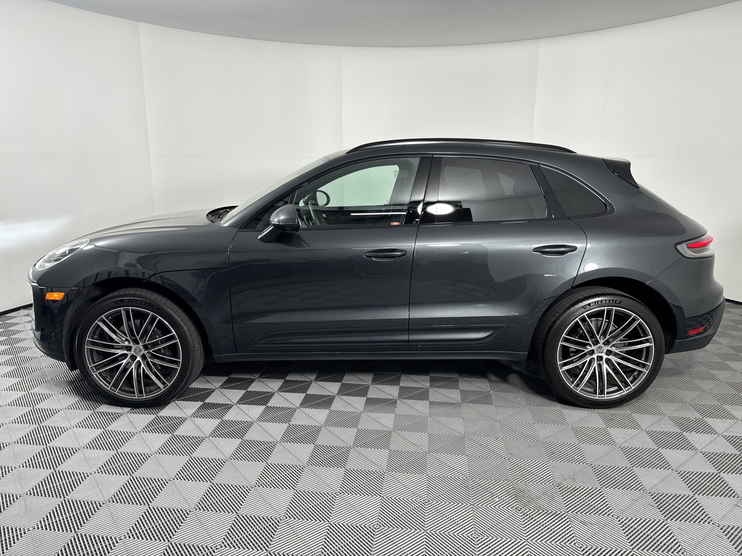 2025 Porsche Macan T photo 2