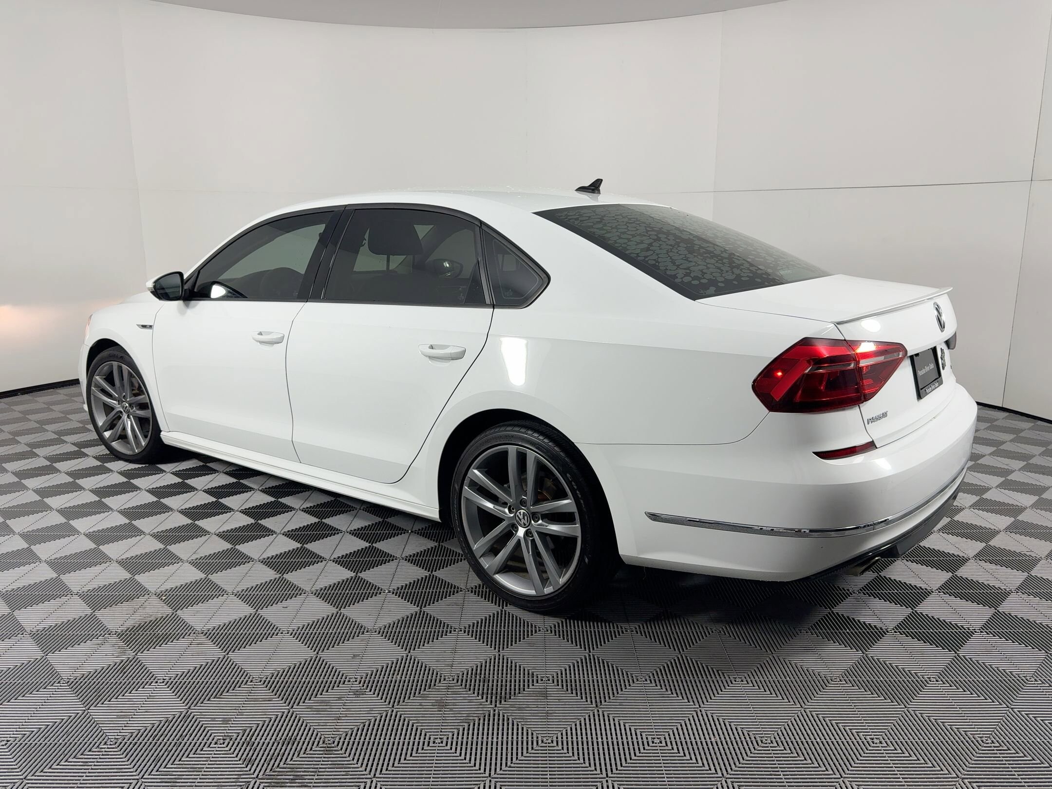 2018 Volkswagen Passat 2.0T S photo 3