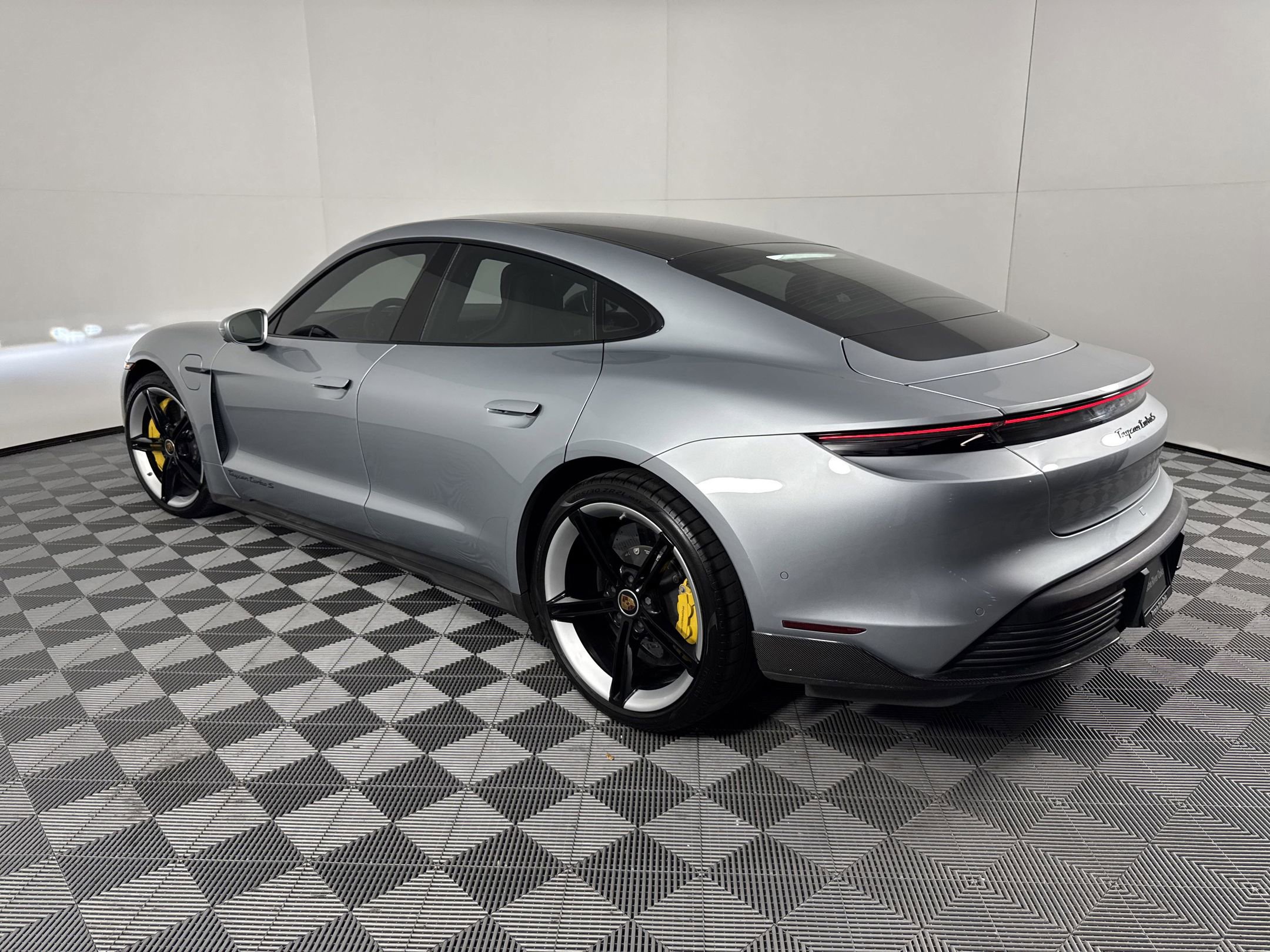 2020 Porsche Taycan Turbo S photo 3