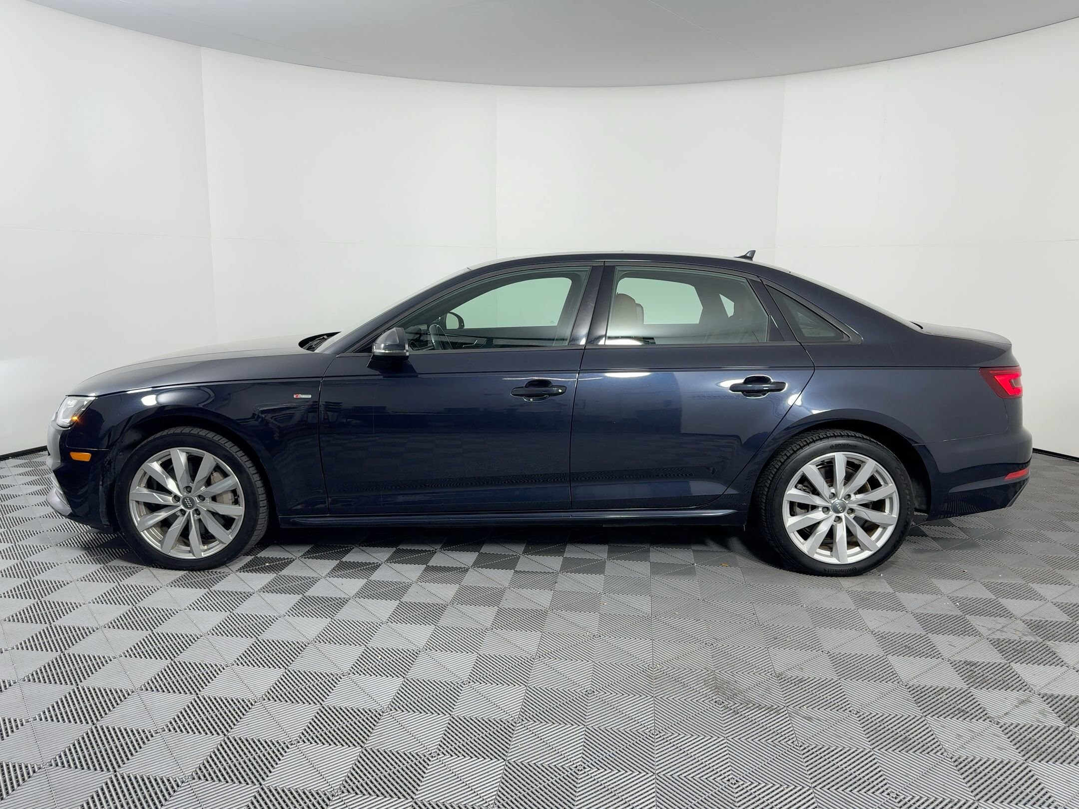 2018 Audi A4 Premium S line Quattro photo 2